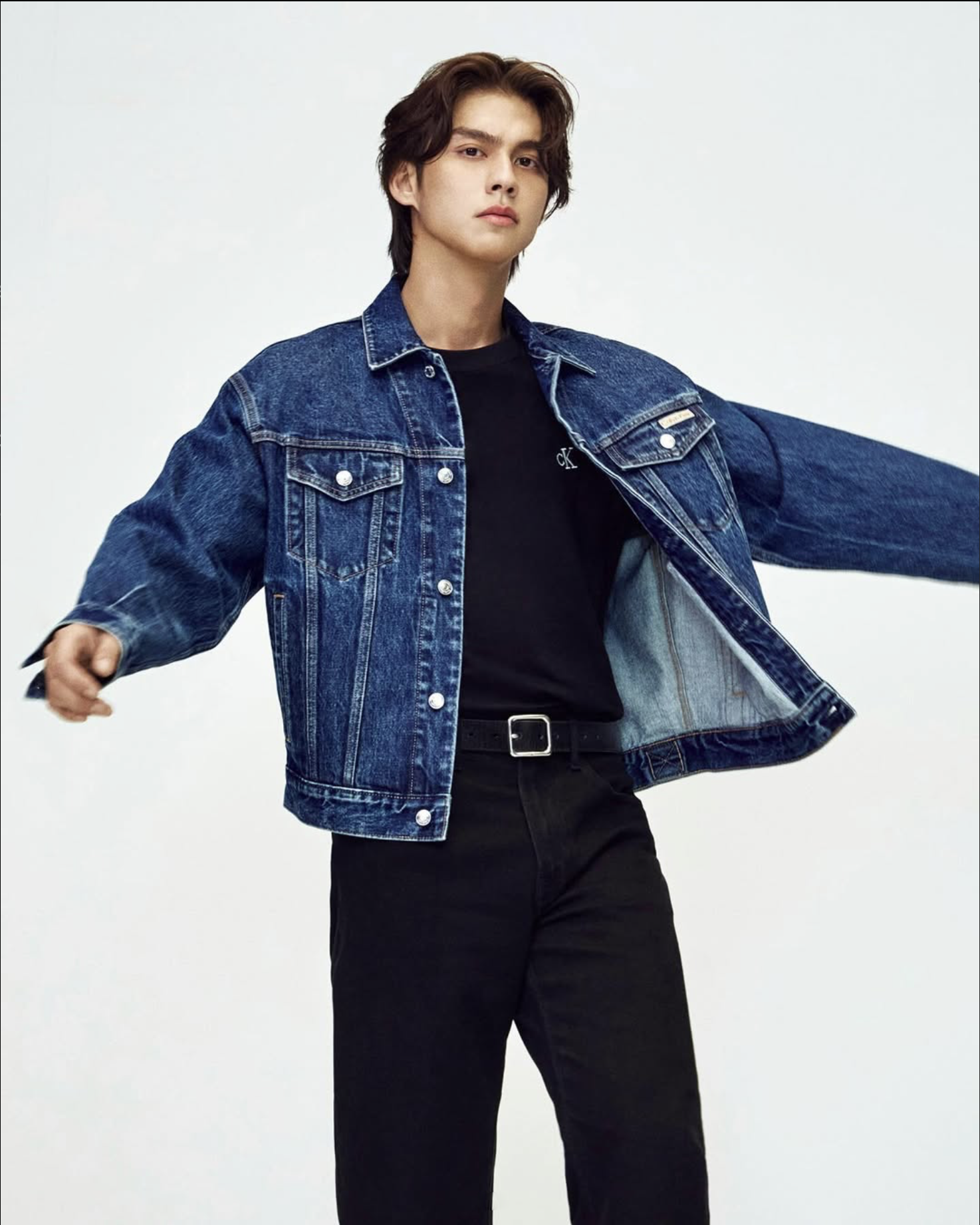 Man met blauw spijkerjacket zwart shirt van Calvin Klein