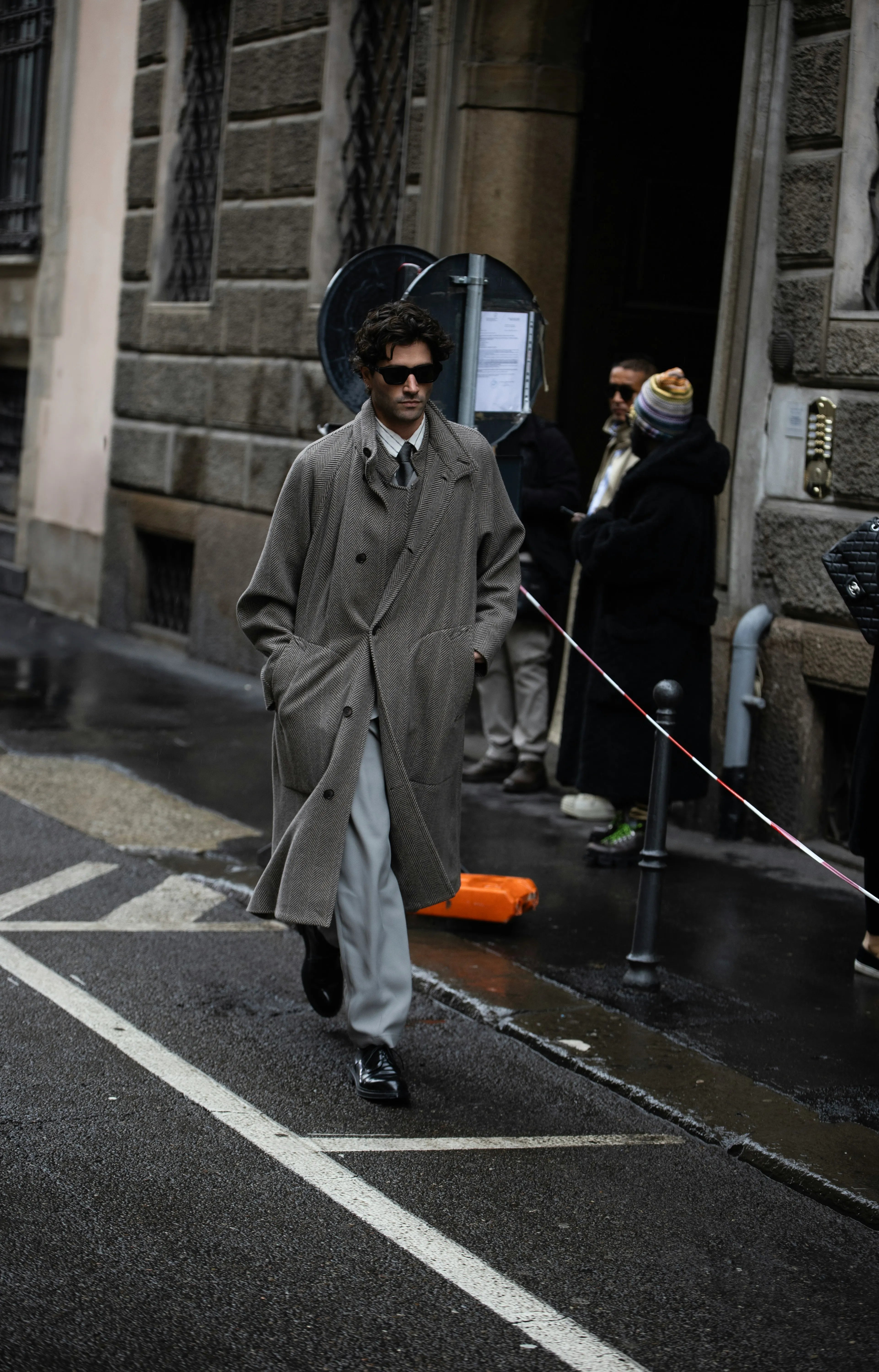 Exclusieve outfit met luxe zonnebril. Verkrijgbaar bij The Gentlemen's Vault met gratis verzending