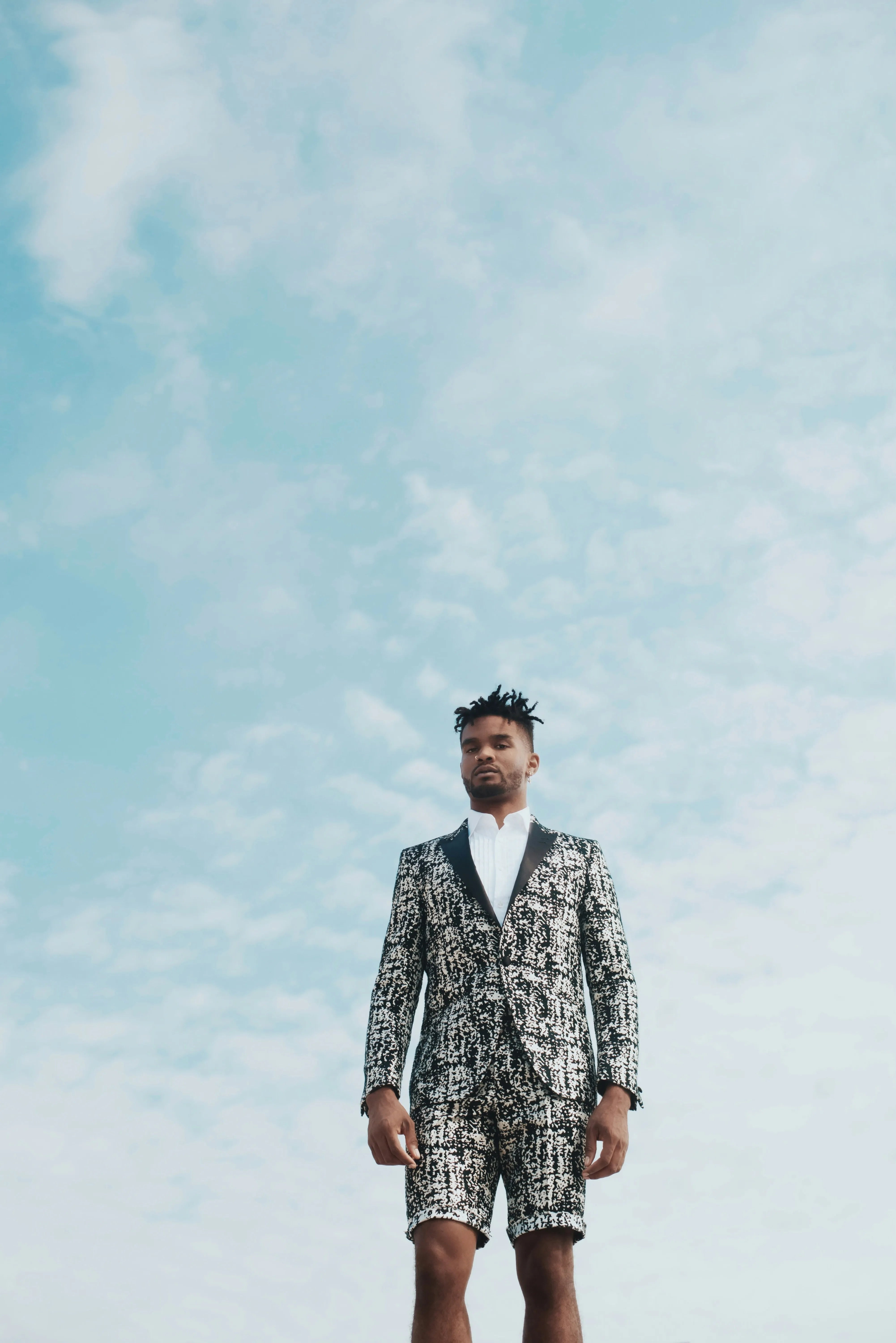 Getinte man in Luxe kostuum met uniek patroon met een korte broek pantalon