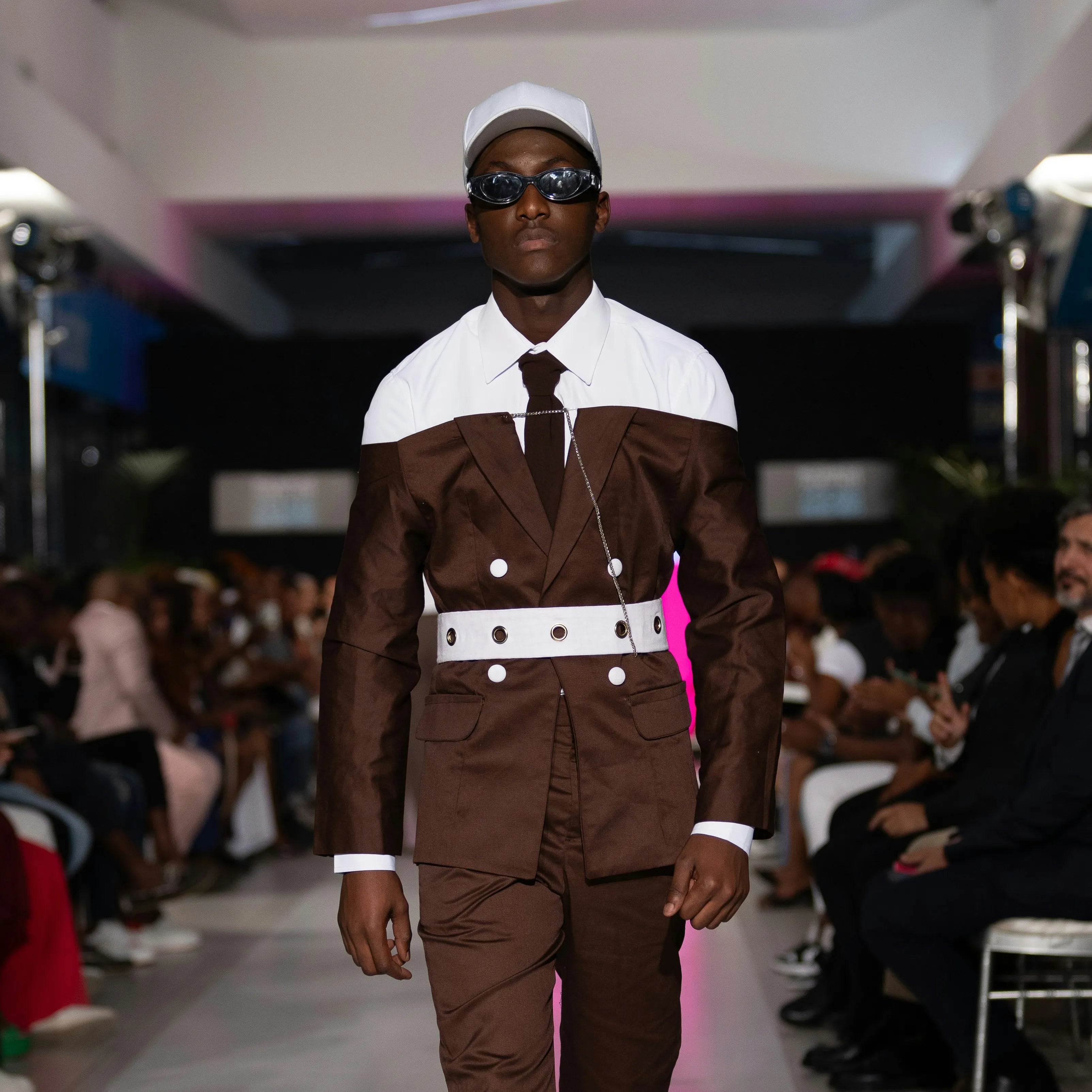 Exclusieve suit in bruine kleur. Luxe uitstraling speciaal voor op de catwalk