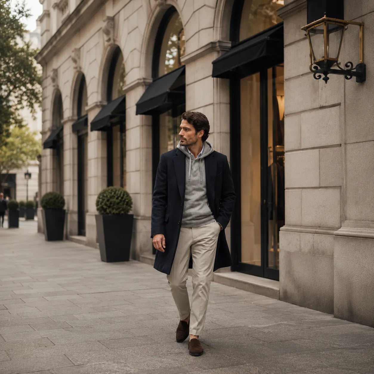 Man in smart-casual outfit met chino, loafers en streetwear-accent
