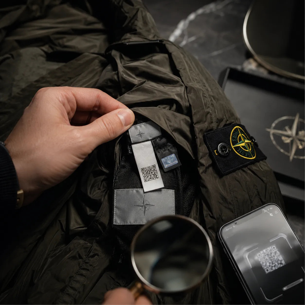 Stone Island waslabel met ART-nummer, QR-code en Certilogo CLG-code