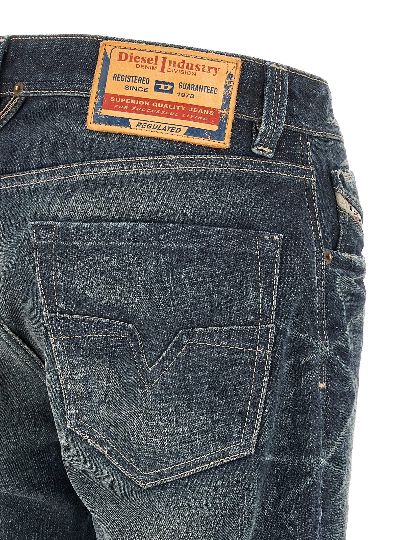Detail van de metalen klinknagels op de Diesel 1985 Larkee jeans
