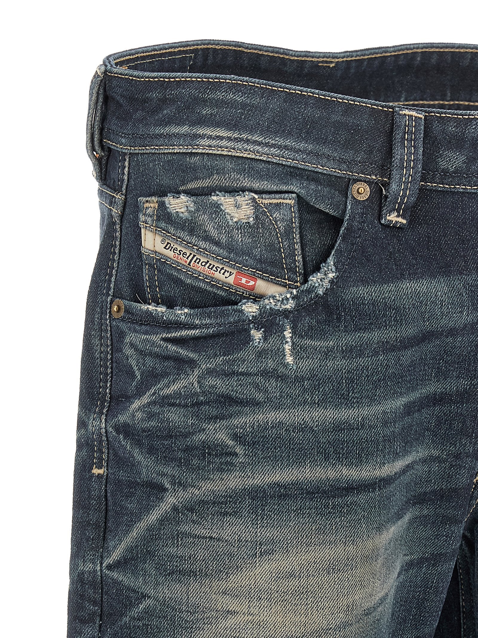 Diesel 1985 Larkee jeans blauw, close-up van de zak met slijtage
