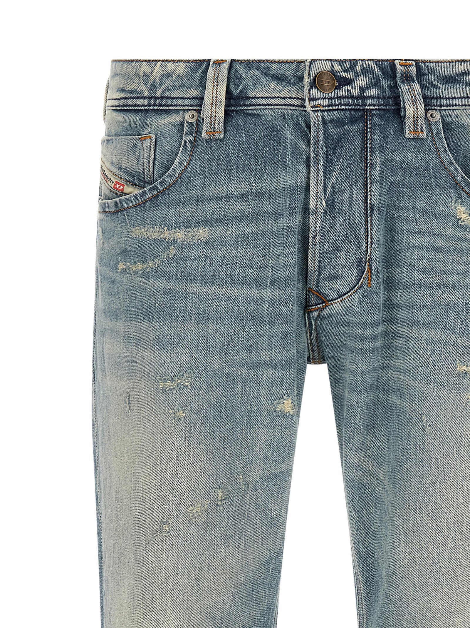 Diesel 1985 Larkee jeans lichtblauw, achteraanzicht met leren logolabel