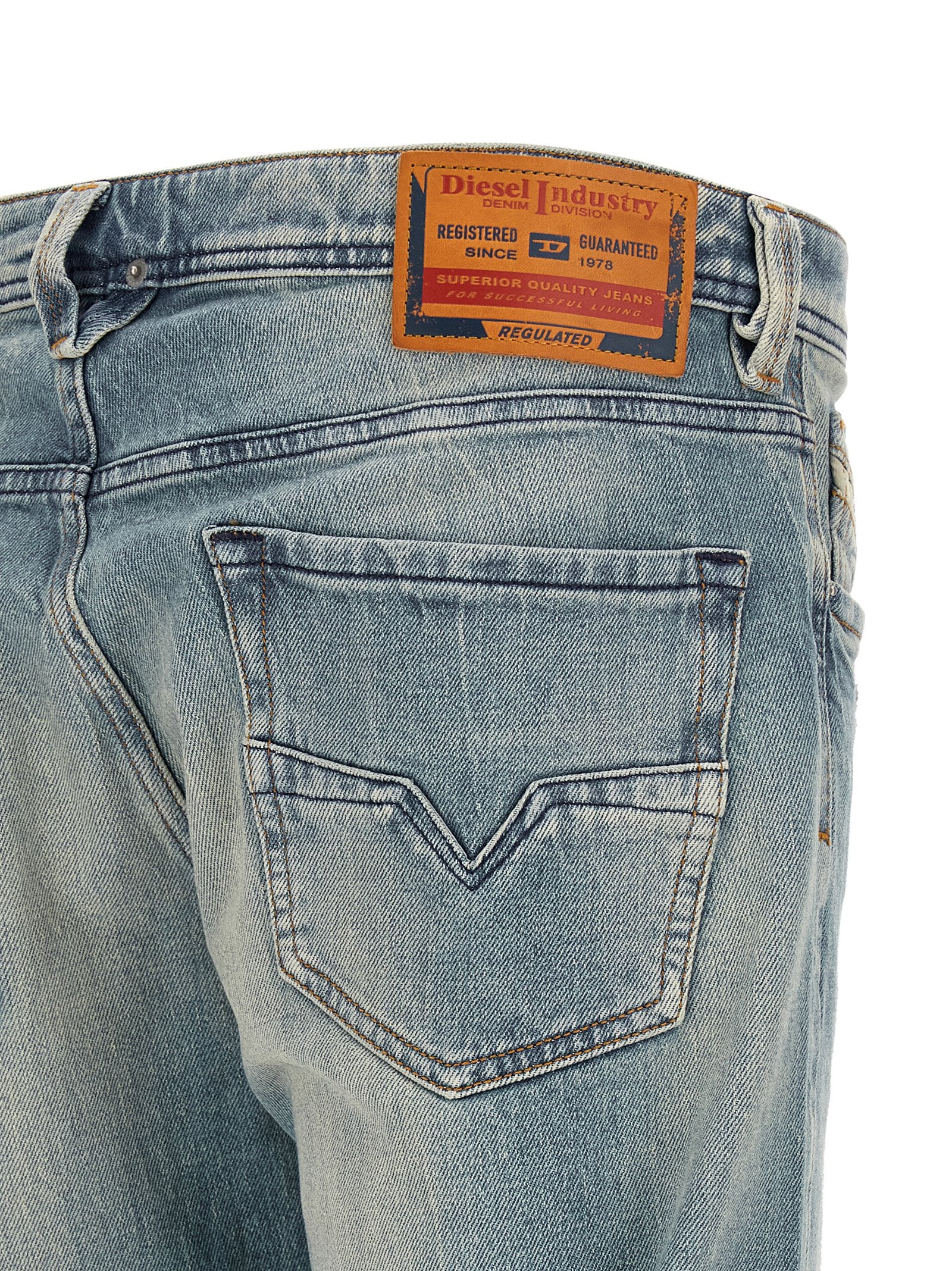 Diesel 1985 Larkee jeans lichtblauw, close-up van de knoopsluiting