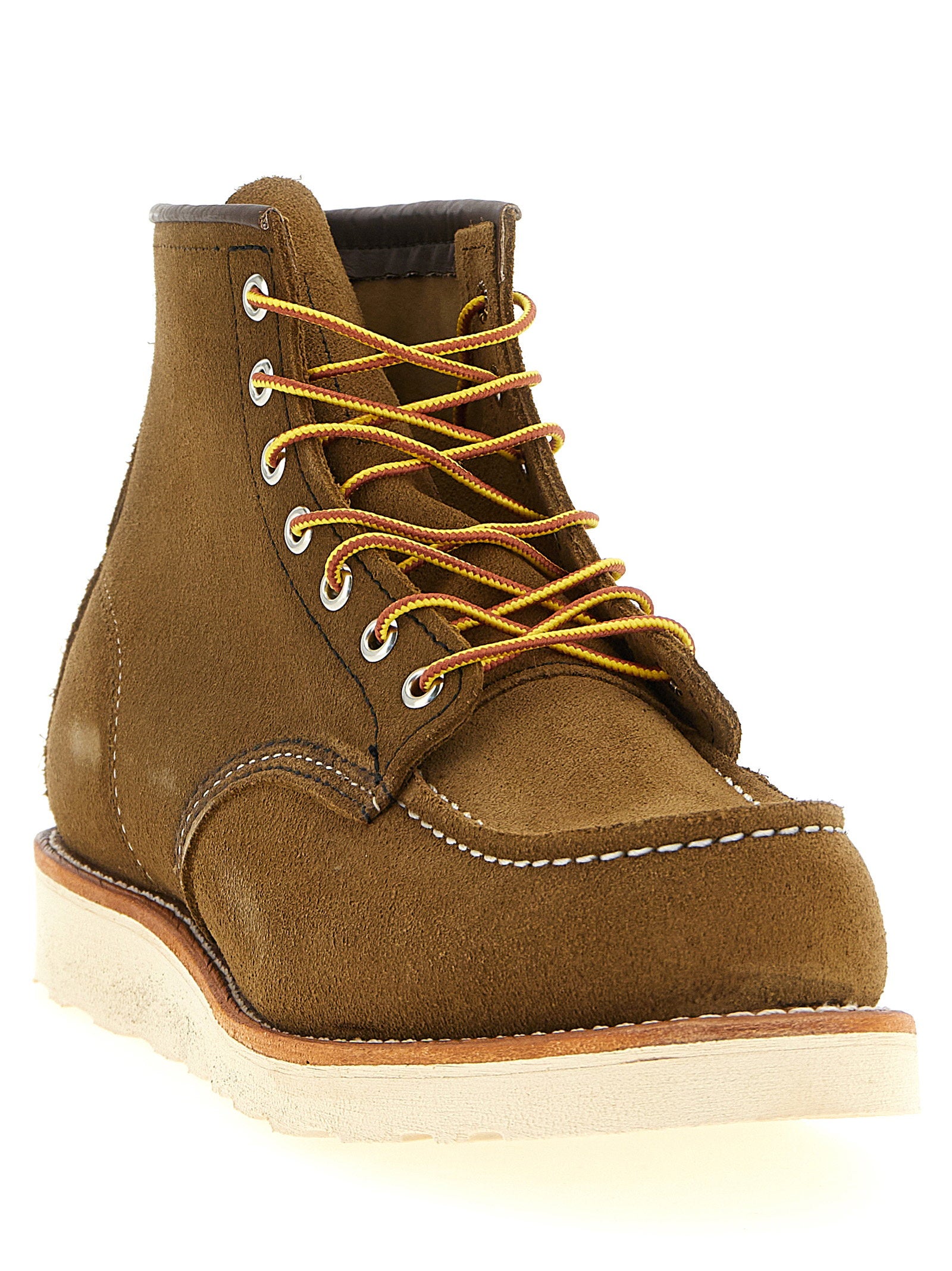Red Wing Classic Moc 8881 enkellaars in Olive Mohave, close-up van de Puritan triple-stitching