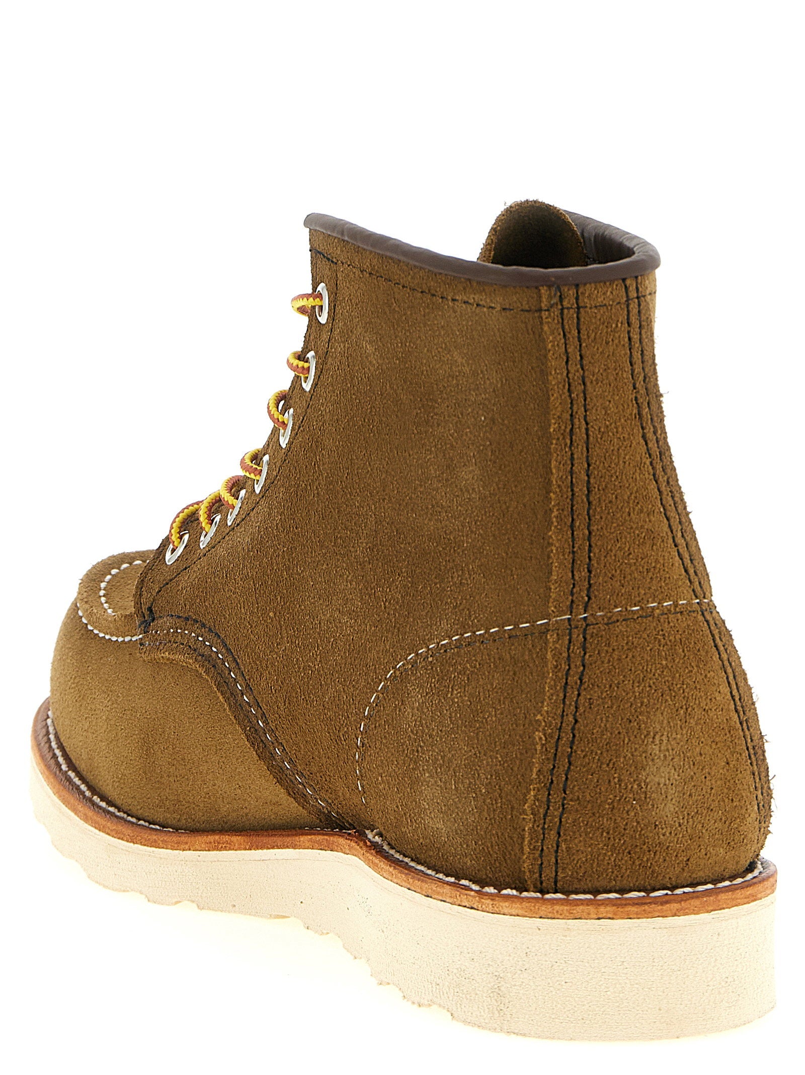 Red Wing Classic Moc 8881 enkellaars in Olive Mohave, detail van de Traction Tred-buitenzool