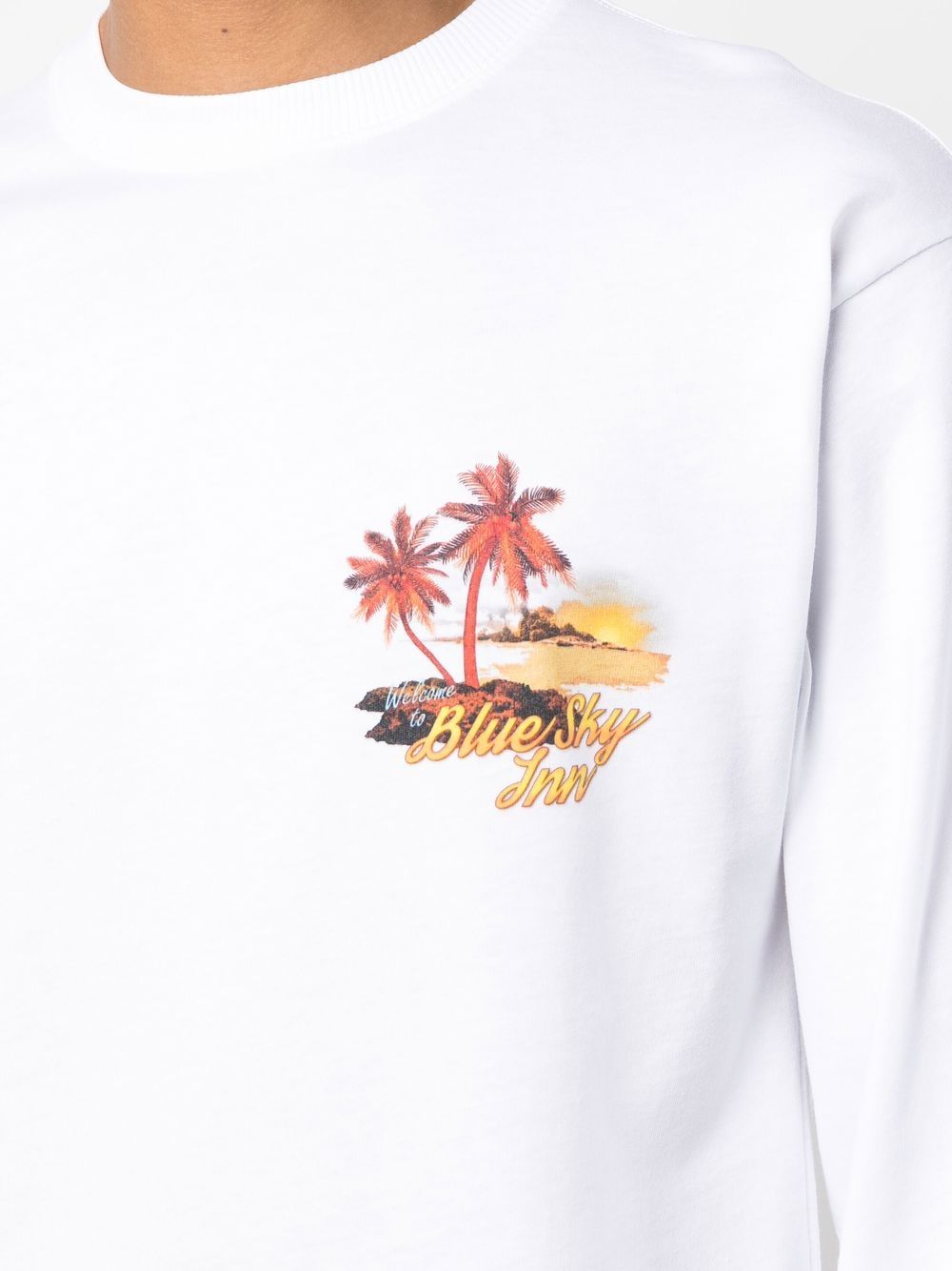 Detail van de palmboomprint met Blue Sky Inn logo op de borst