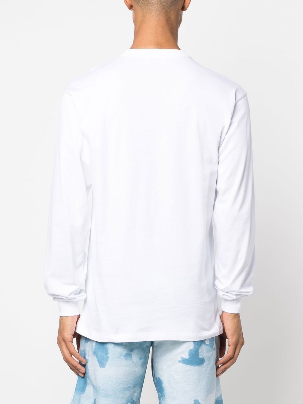 Achterkant van het witte Blue Sky Inn shirt, gedragen door het model
