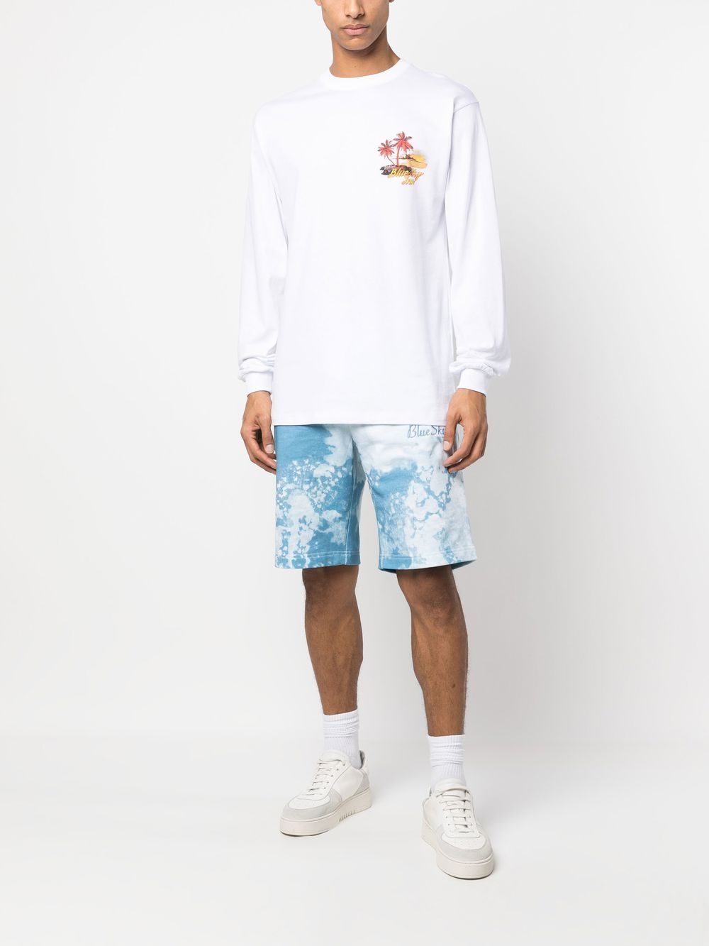 Model draagt het Blue Sky Inn shirt, volledig aanzicht