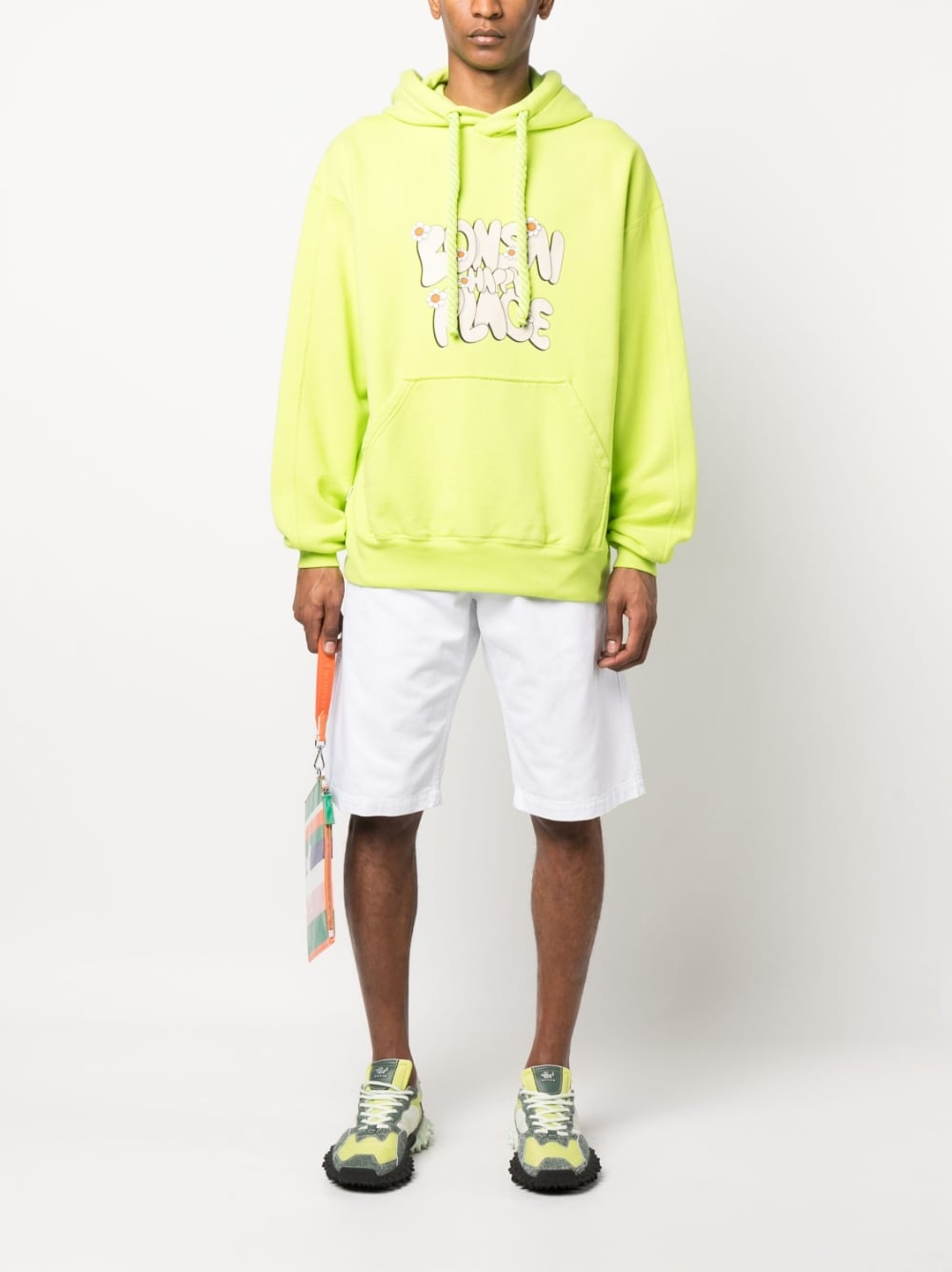 Volledige look met de acid green hoodie bij een witte short en sneakers