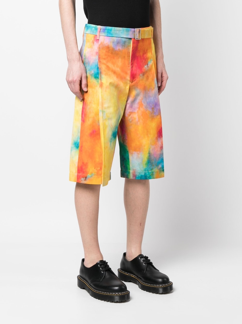 Model draagt de bermuda met kleurprint bij een zwart T-shirt, vooraanzicht