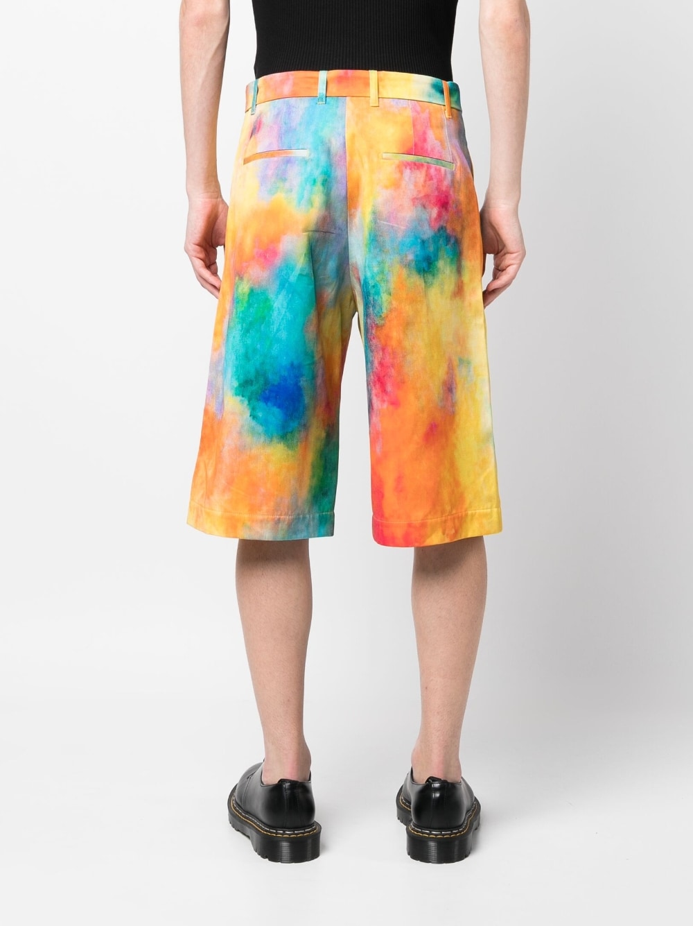 Achteraanzicht op model met de kleurprint doorlopend over beide pijpen