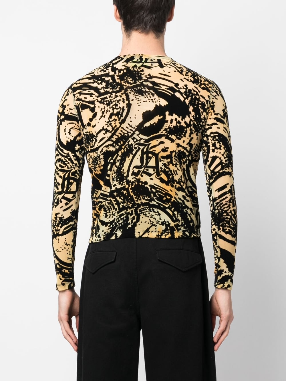 Achteraanzicht op model met de doorlopende slangenprint over rug en mouwen