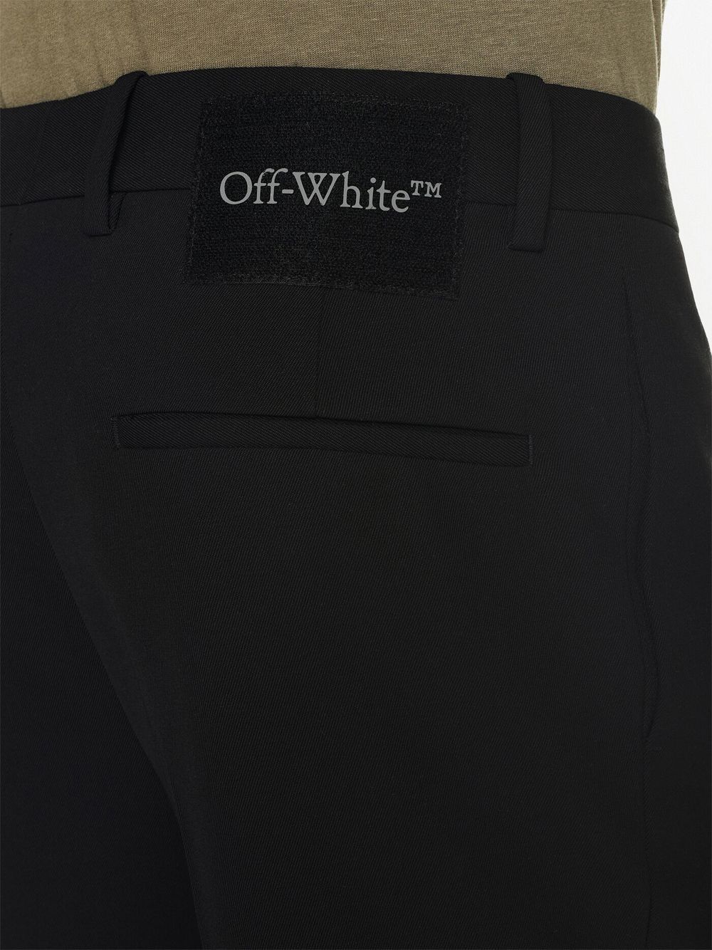 Detail van de tailleband met zwart geweven Off-White label en paspelzak