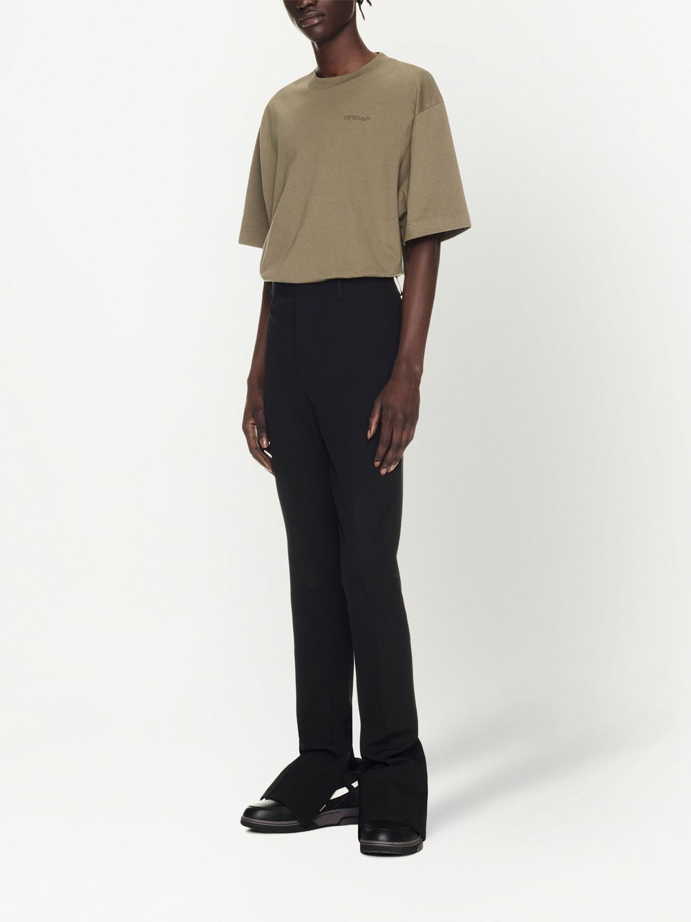 Zijaanzicht van de zwarte wollen pantalon op model