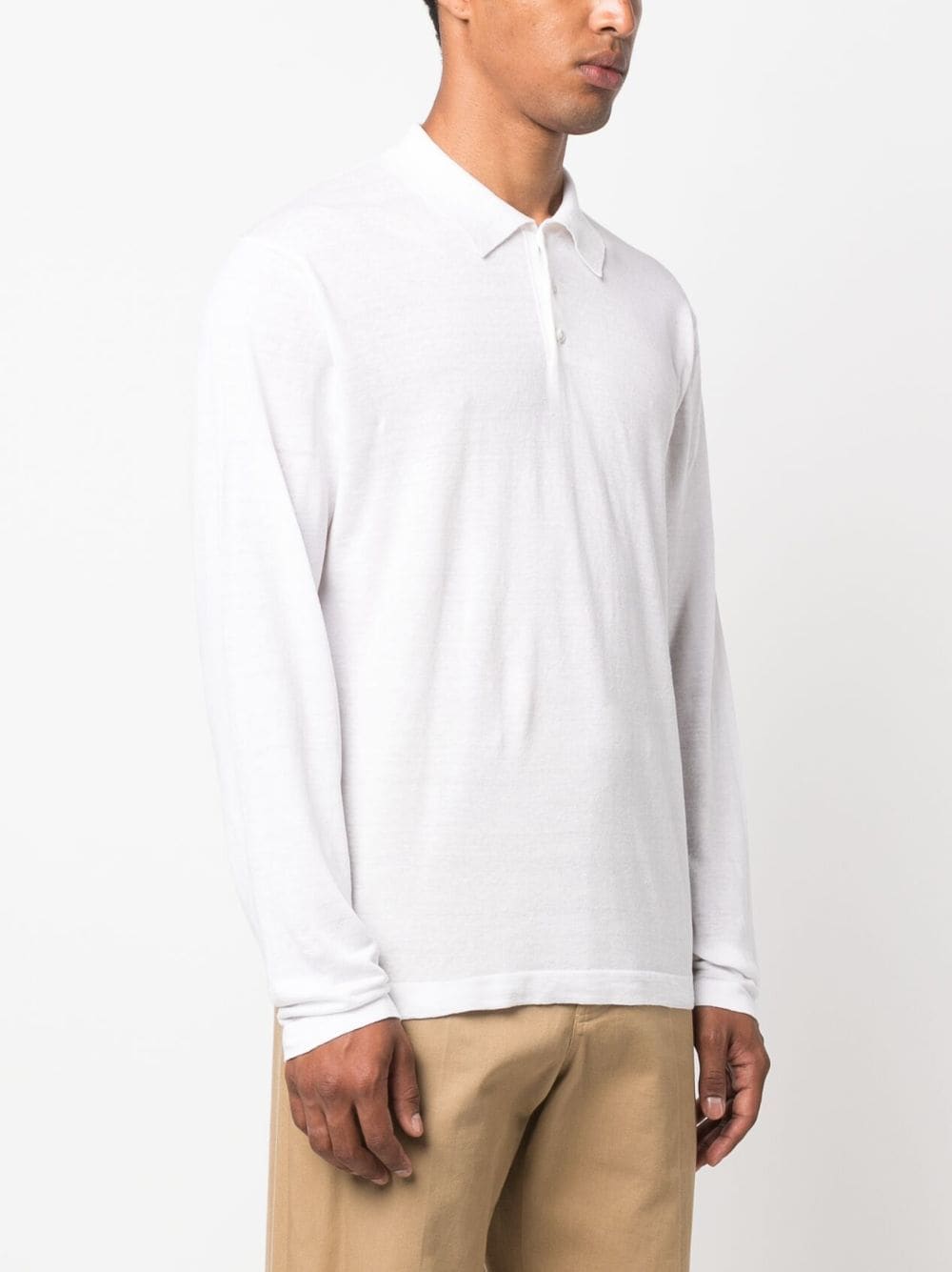 Driekwart aanzicht op model met de lange mouwen van de witte polo