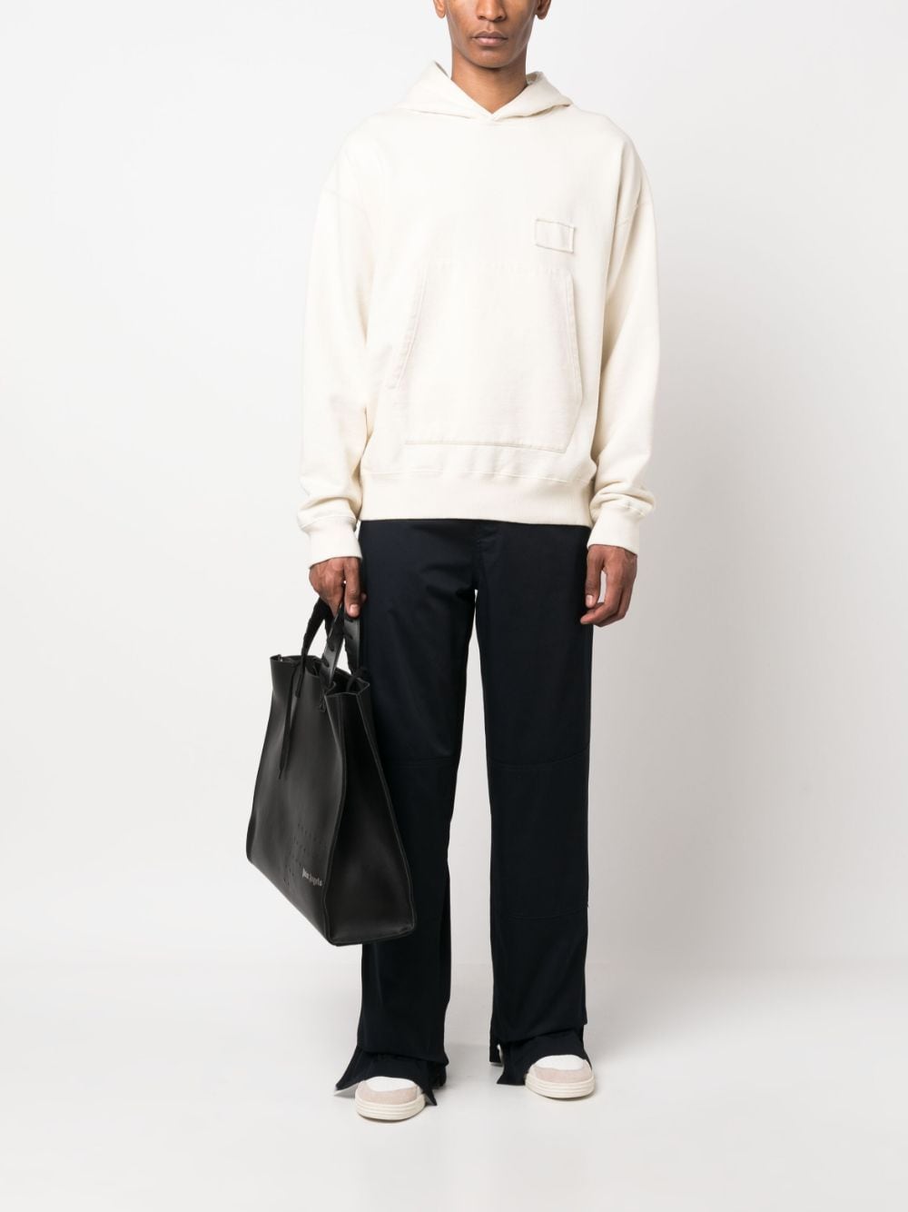 Volledige look met de broek onder een crèmekleurige hoodie