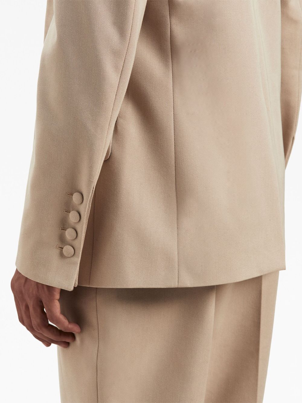 Detail van de revers en paspelzak op de borst van de blazer