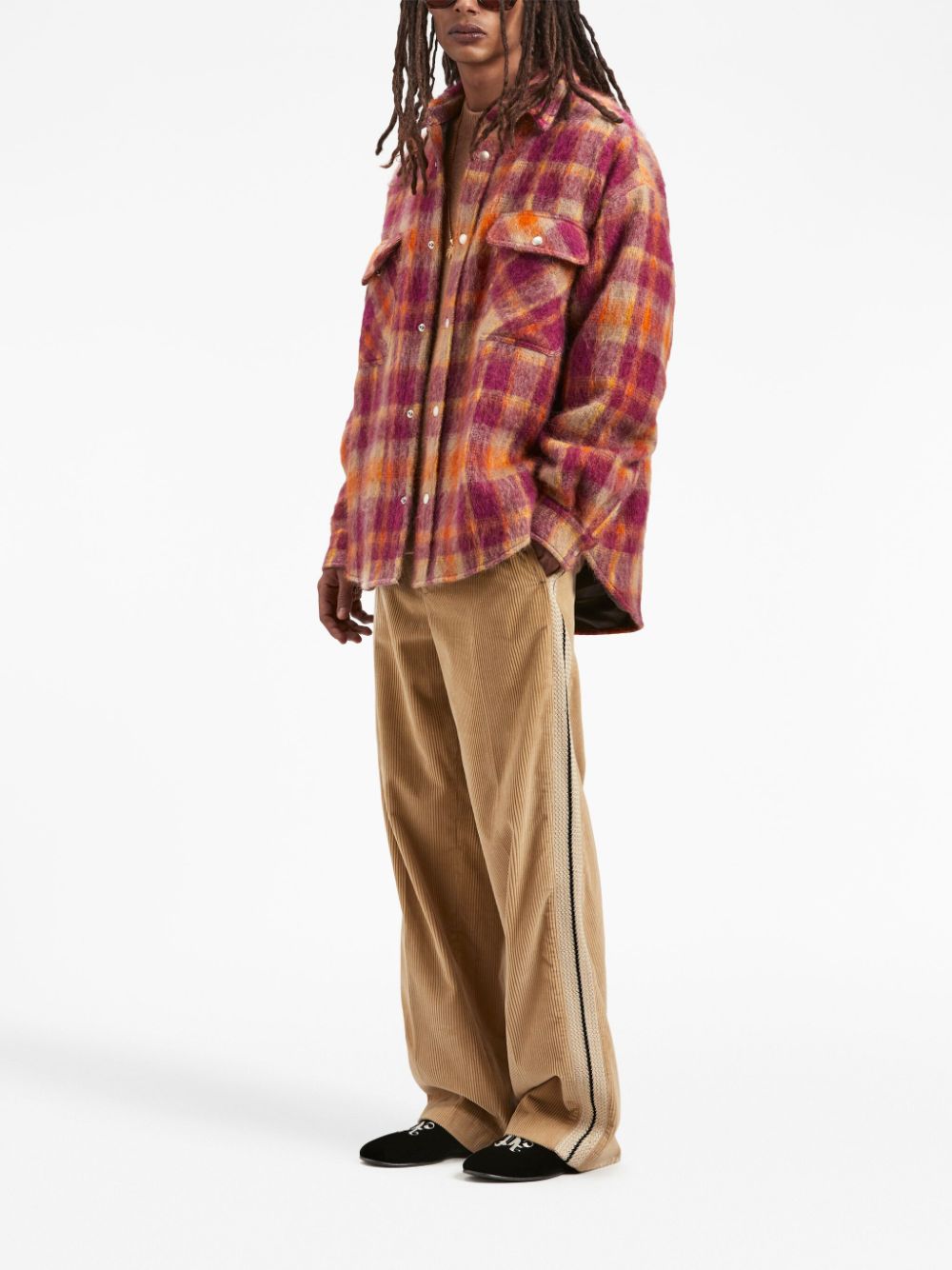 Overshirt gedragen op een beige corduroybroek, oversized silhouet