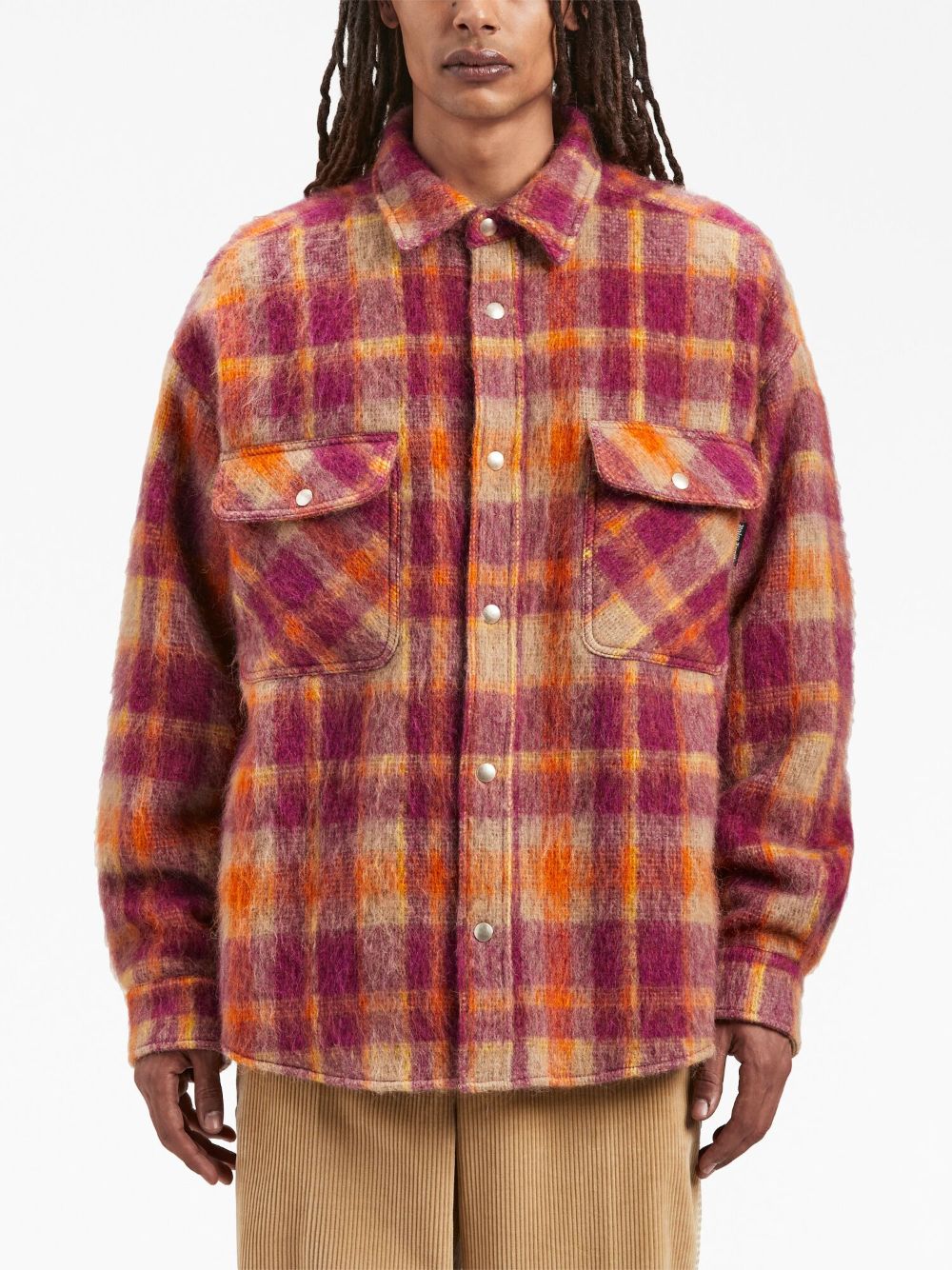 Detail van de kraag en de knoopsluiting van het geruite overshirt