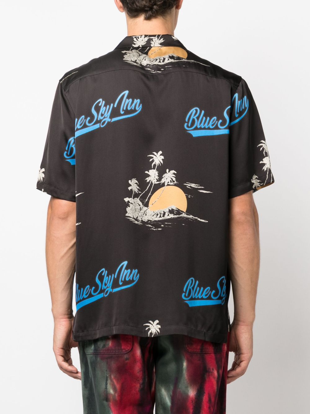 Achterkant van het camp shirt met doorlopende print