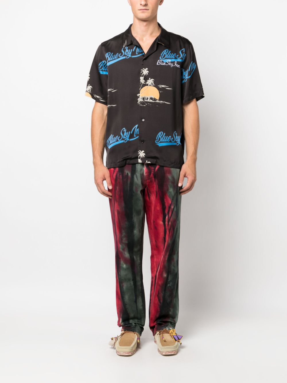 Volledige look met het camp shirt op een gekleurde broek