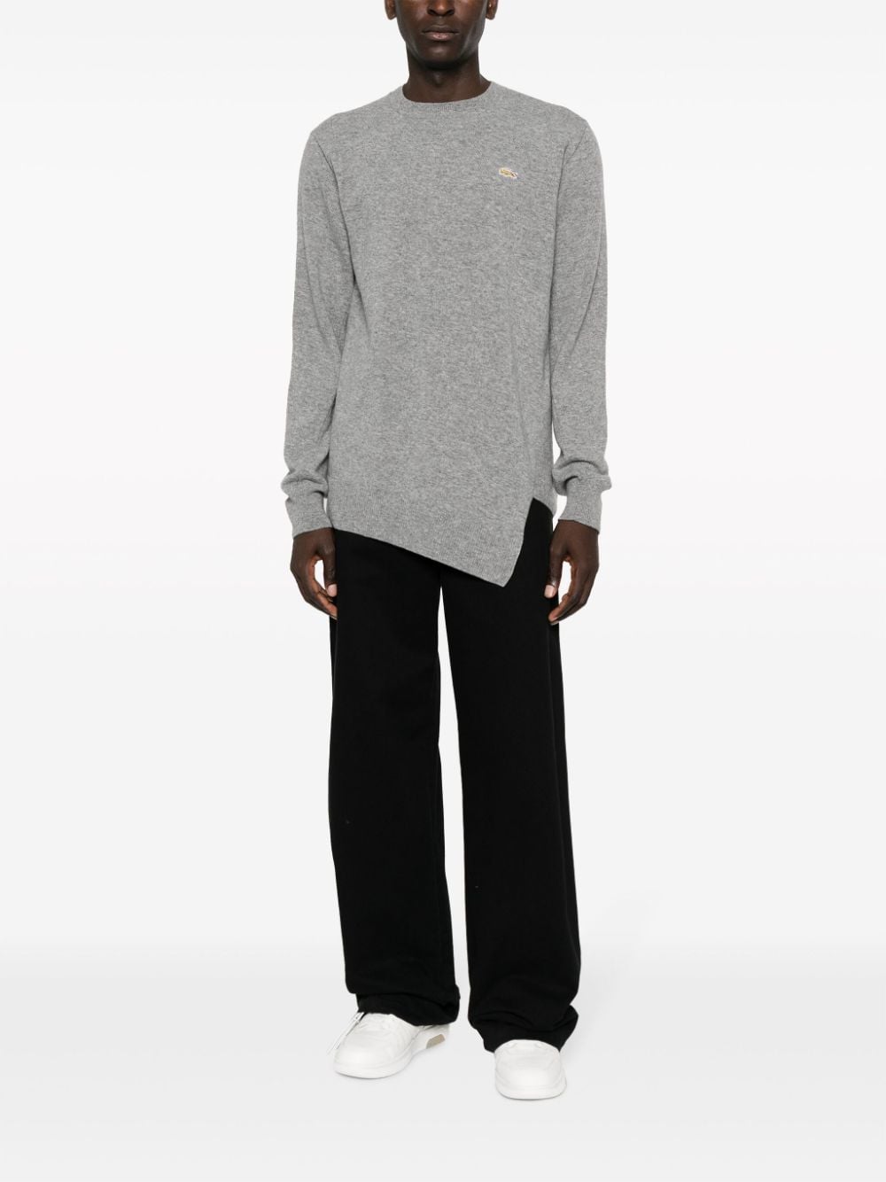Volledige look met de grijze trui op een zwarte wijde broek