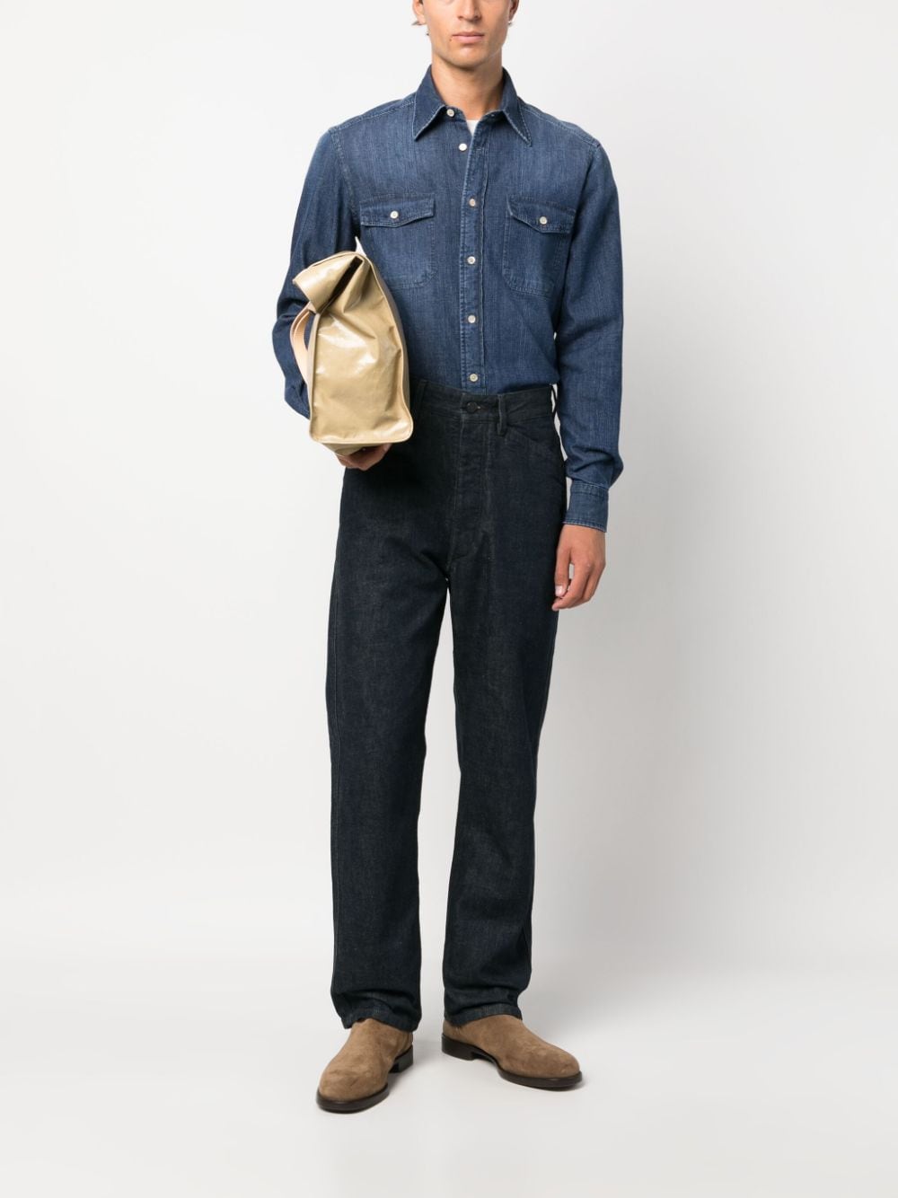 Volledige look met het denimhemd los gedragen