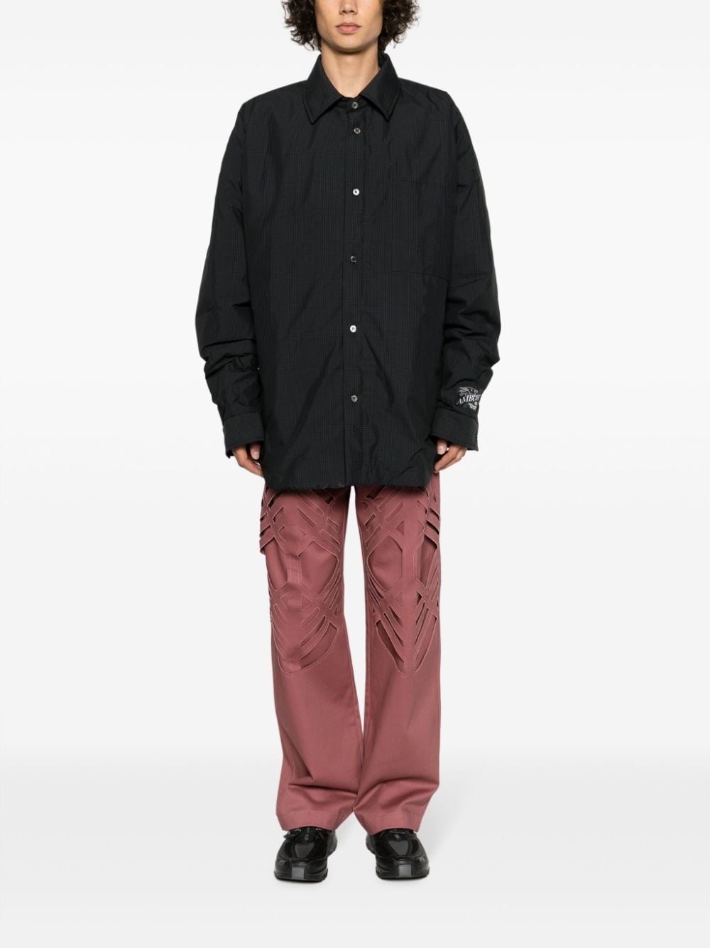Volledige look met het gesloten zwarte overshirt en roze broek