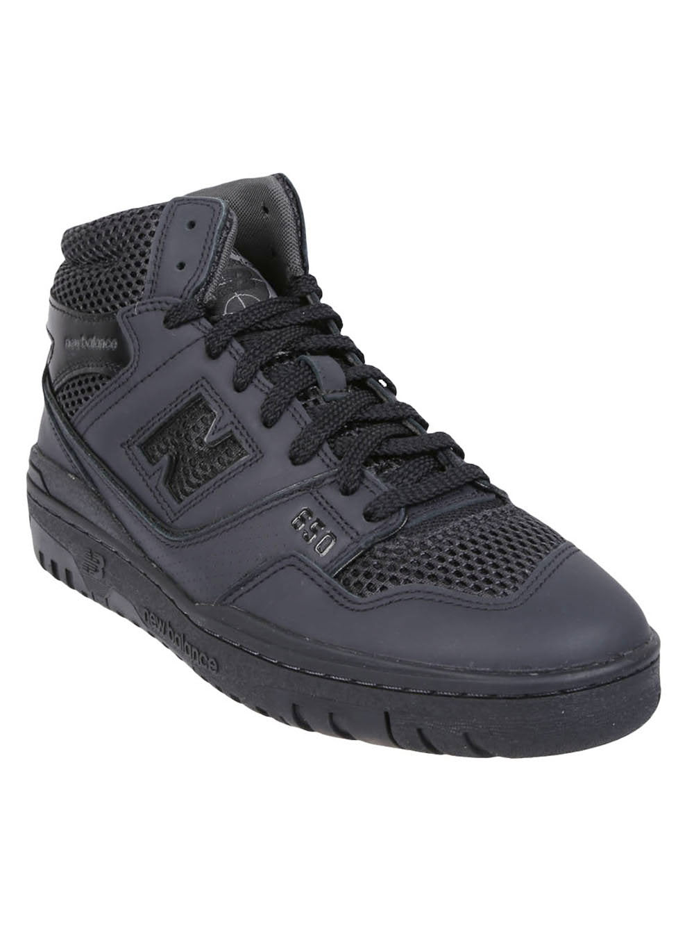 Zwarte New Balance 650 schuin van voren met 650 op het voorpand en mesh zijpaneel