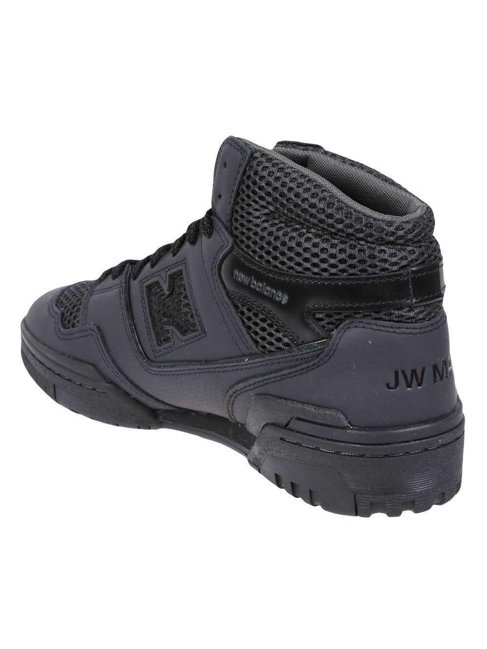 Achterzijde van de sneaker met JW MAN stempel op de hiel en gewatteerde kraag