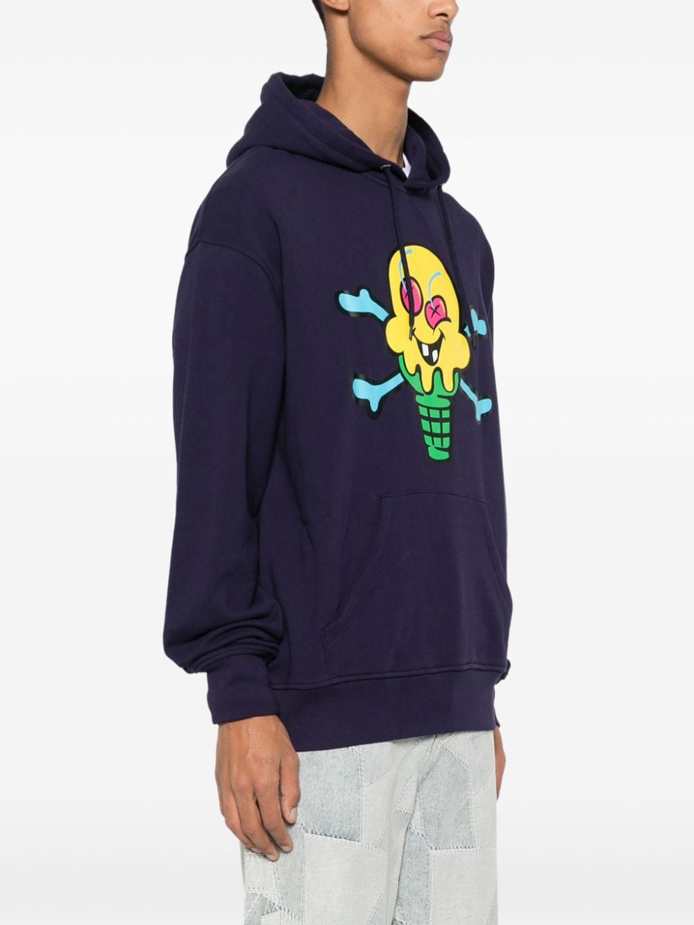 Model draagt de marineblauwe ICECREAM hoodie, zijaanzicht met buidelzak
