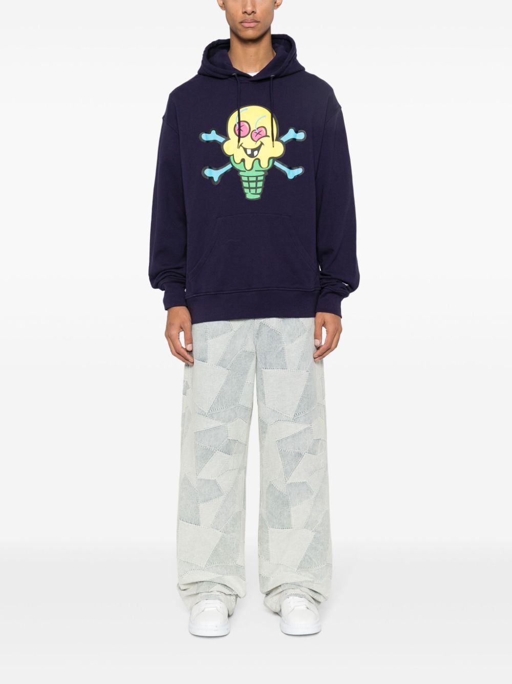 Volledig zicht op de ICECREAM hoodie op model, met capuchon en trekkoord