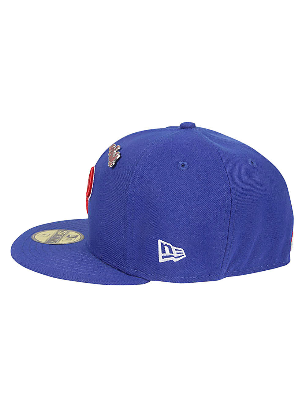 Zijaanzicht van de blauwe 59FIFTY met wit New Era-vlaggetje op het paneel