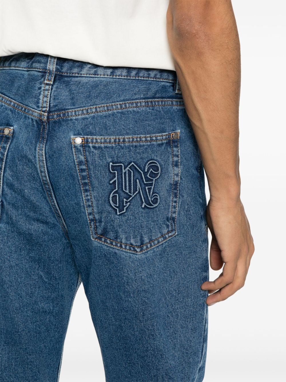 Palm Angels Workwear Monogram High-Waist Jeans Blauw – detail maxi patch