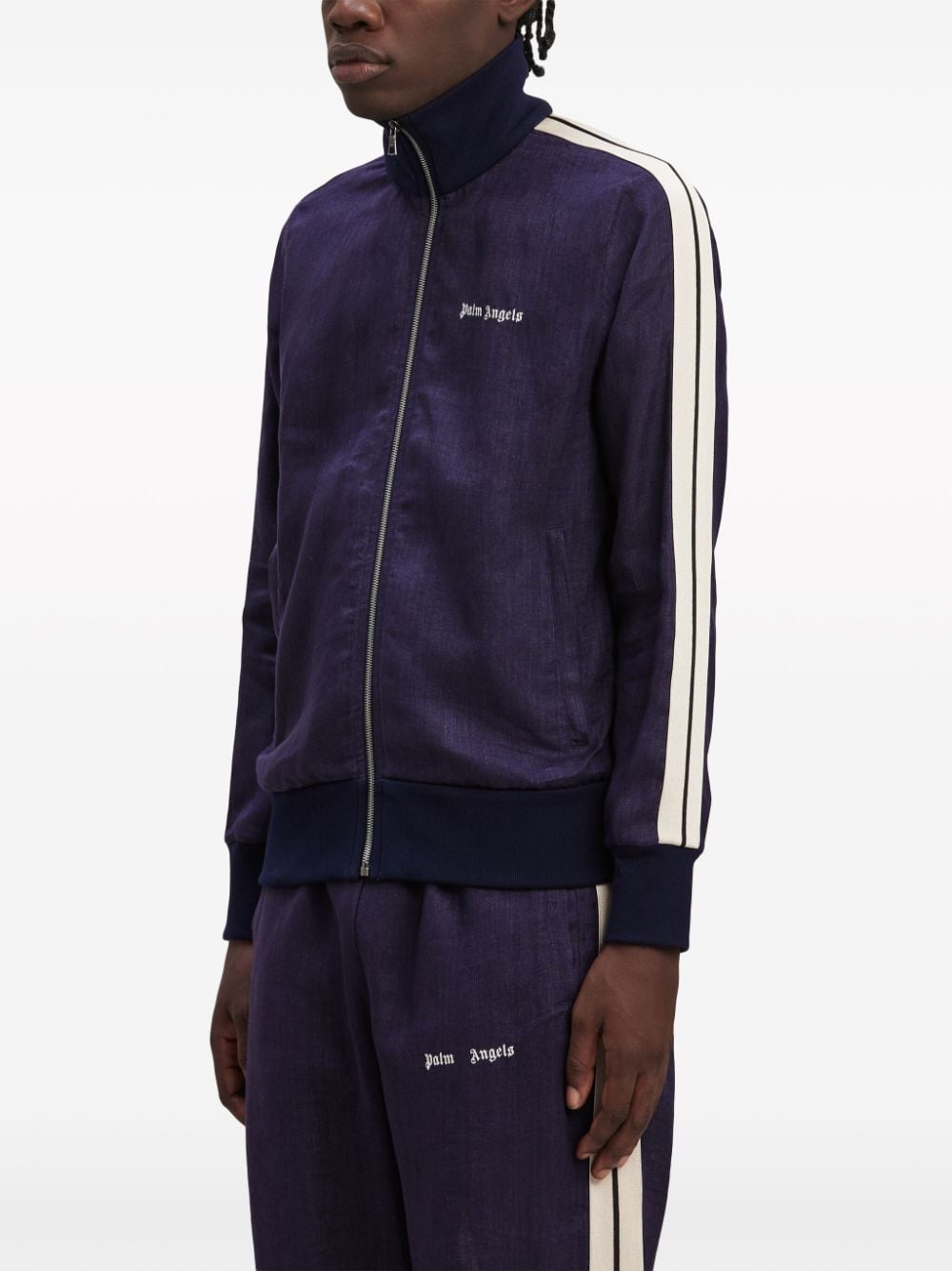 Palm Angels track jacket op model, met opstaande geribde kraag en volledige rits