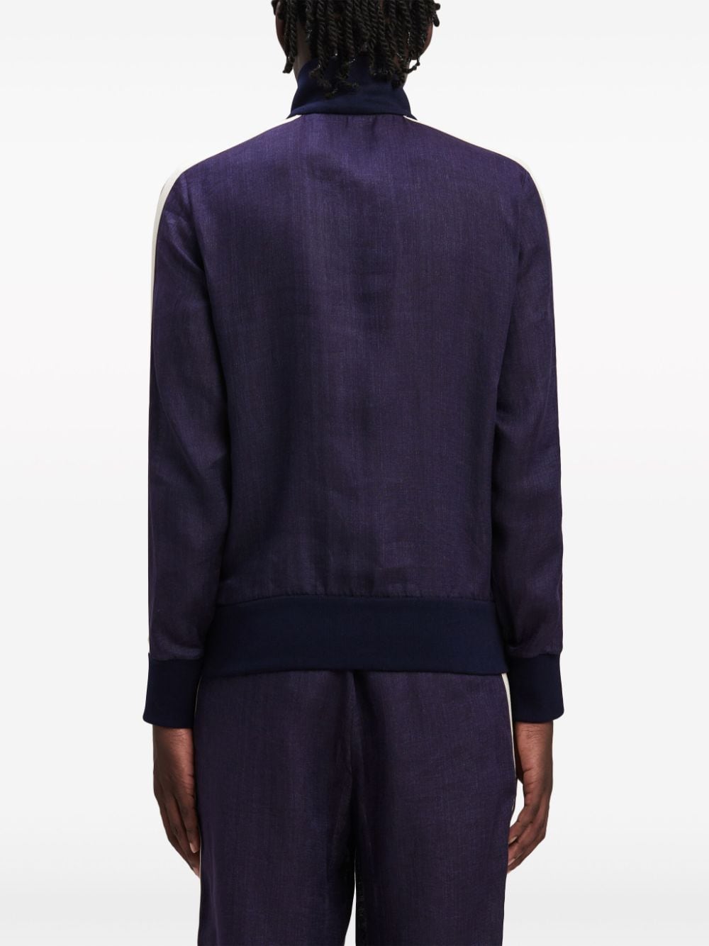 Achterkant van het marineblauwe linnen track jacket op model