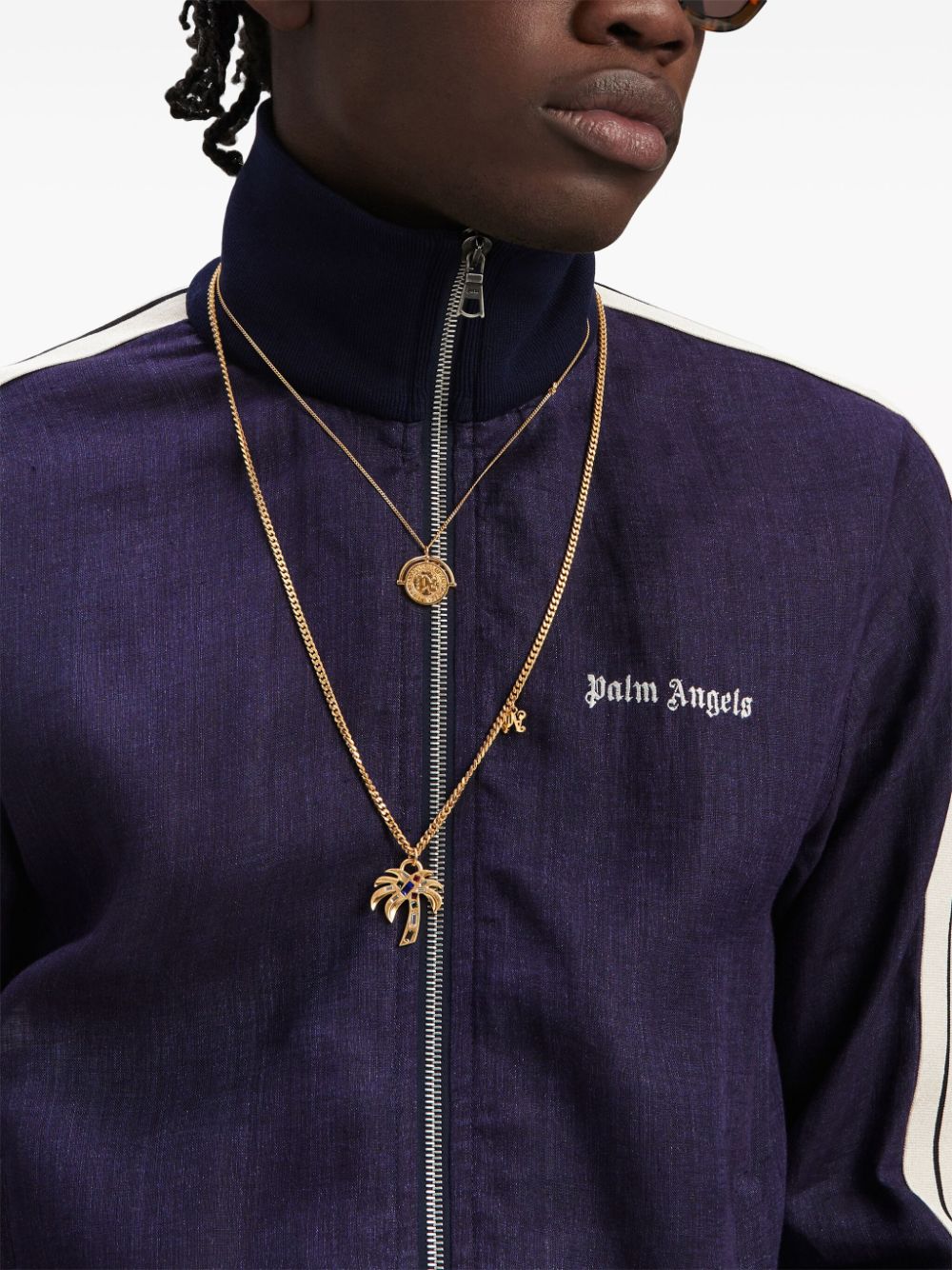 Close-up van de kraag en rits van het Palm Angels linnen track jacket