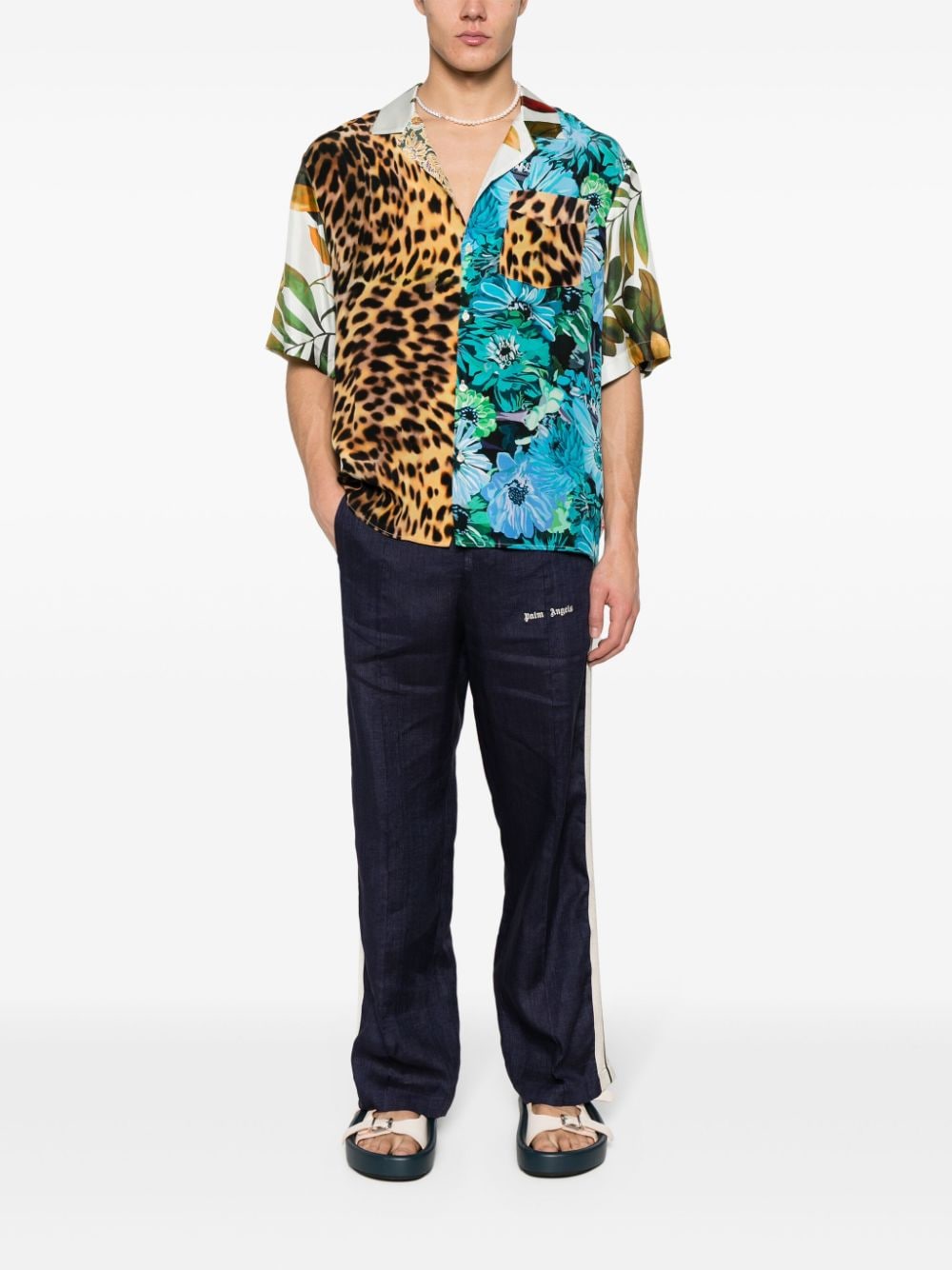 Volledige look met de broek bij een bedrukt overhemd en slippers