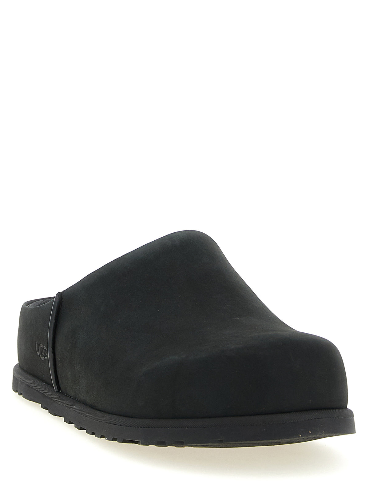 Schuin vooraanzicht van de zwarte Otzo Clog met tonaal ingeperst UGG-logo op de buitenzijde