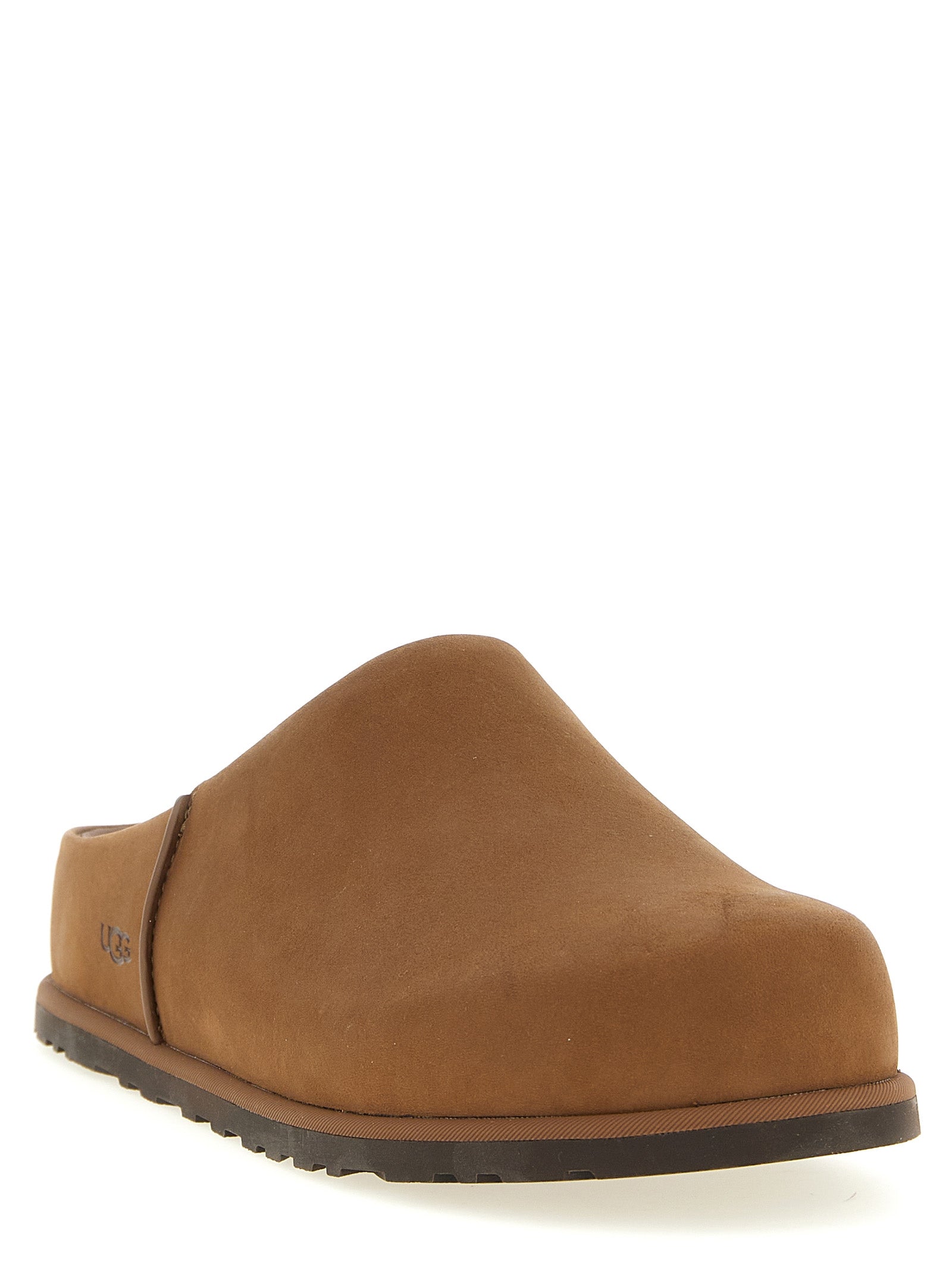 Schuin vooraanzicht van de UGG Otzo Clog met naad over de wreef en geperst UGG-logo