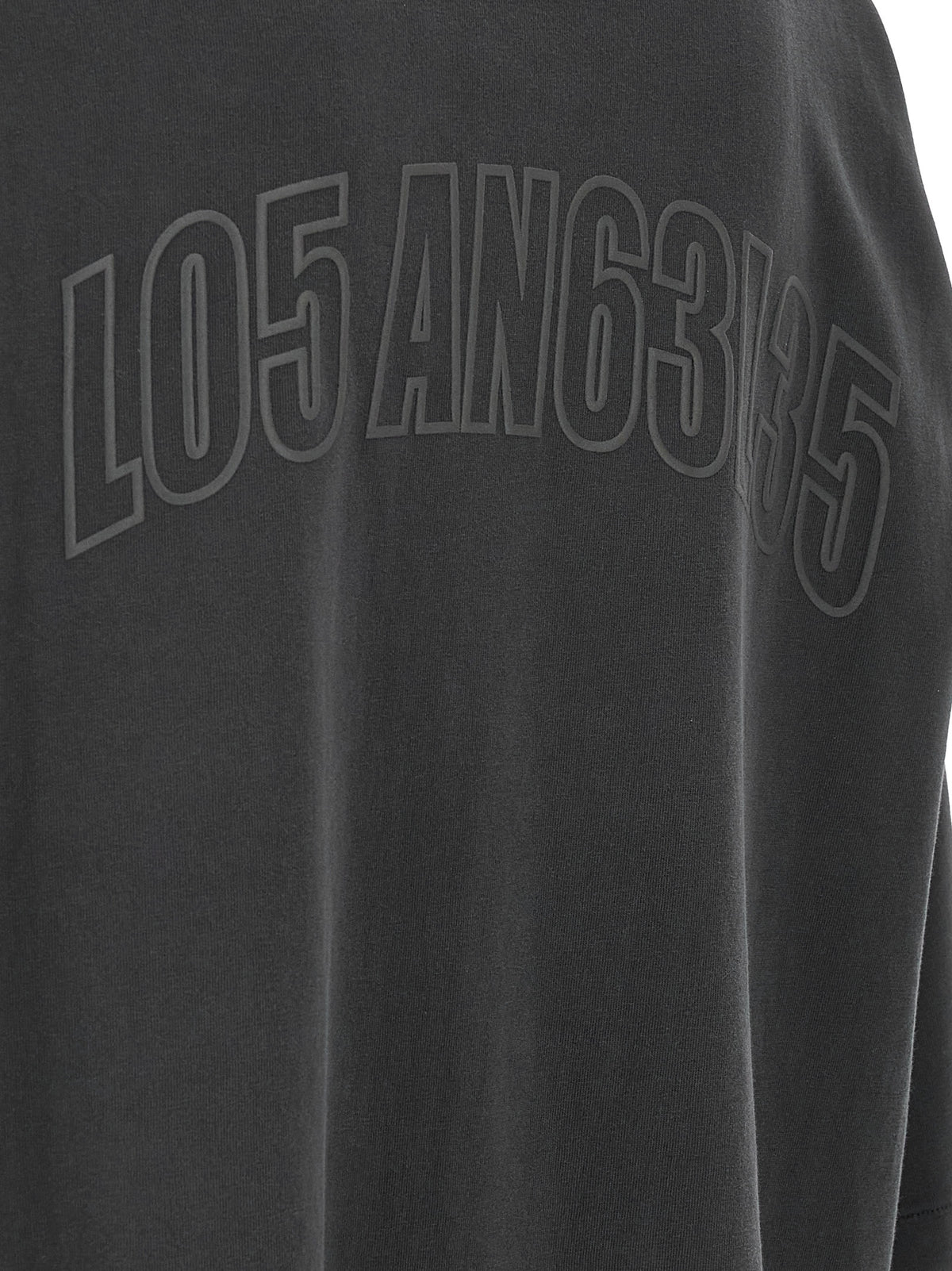 Close-up van de Los Angeles-opdruk op de gewassen zwarte jersey
