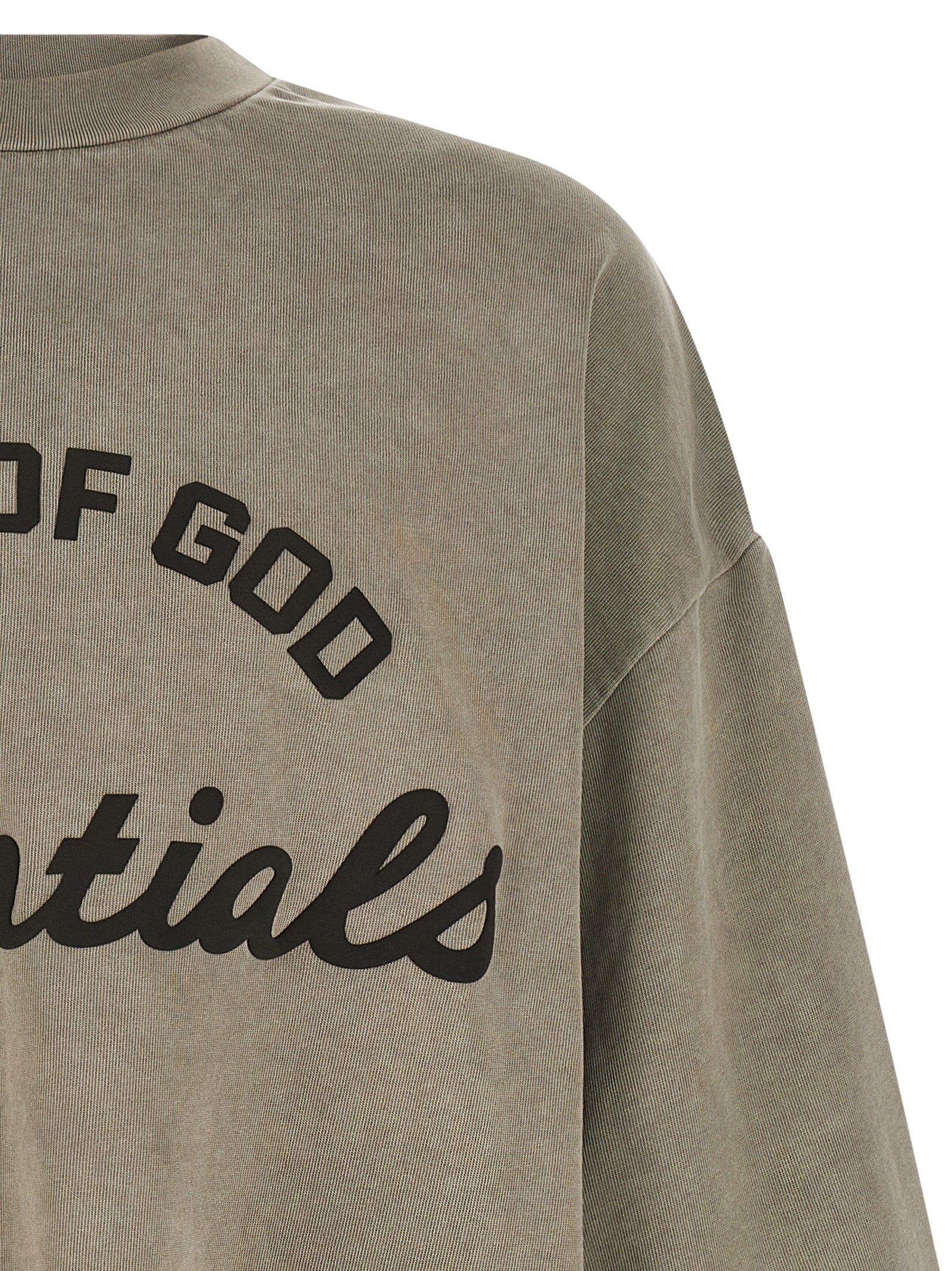 Detail van de opstaande puff-print met FEAR OF GOD en Essentials in schuinschrift