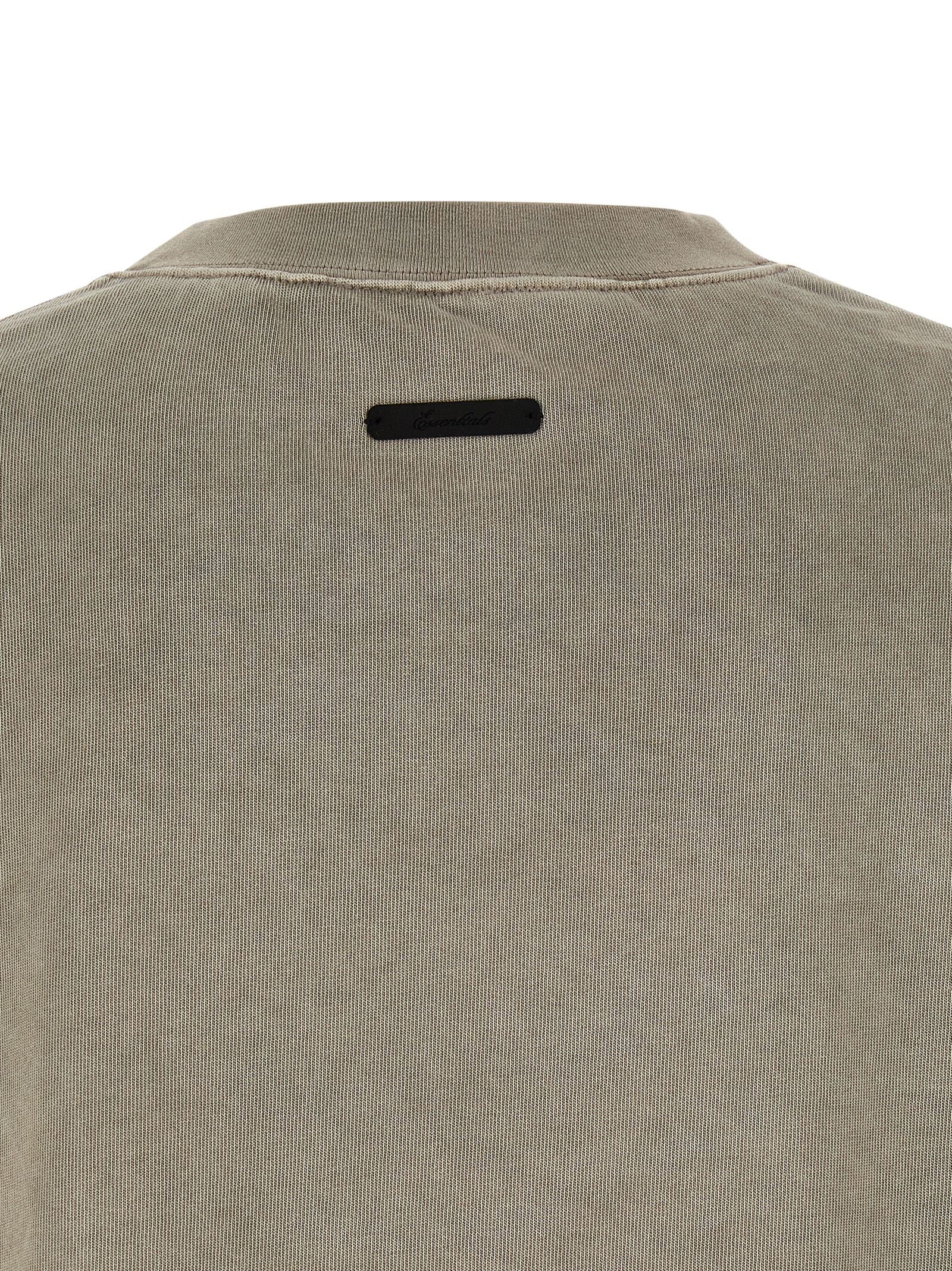 Detail van de geribde ronde hals en het merklabel van de longsleeve