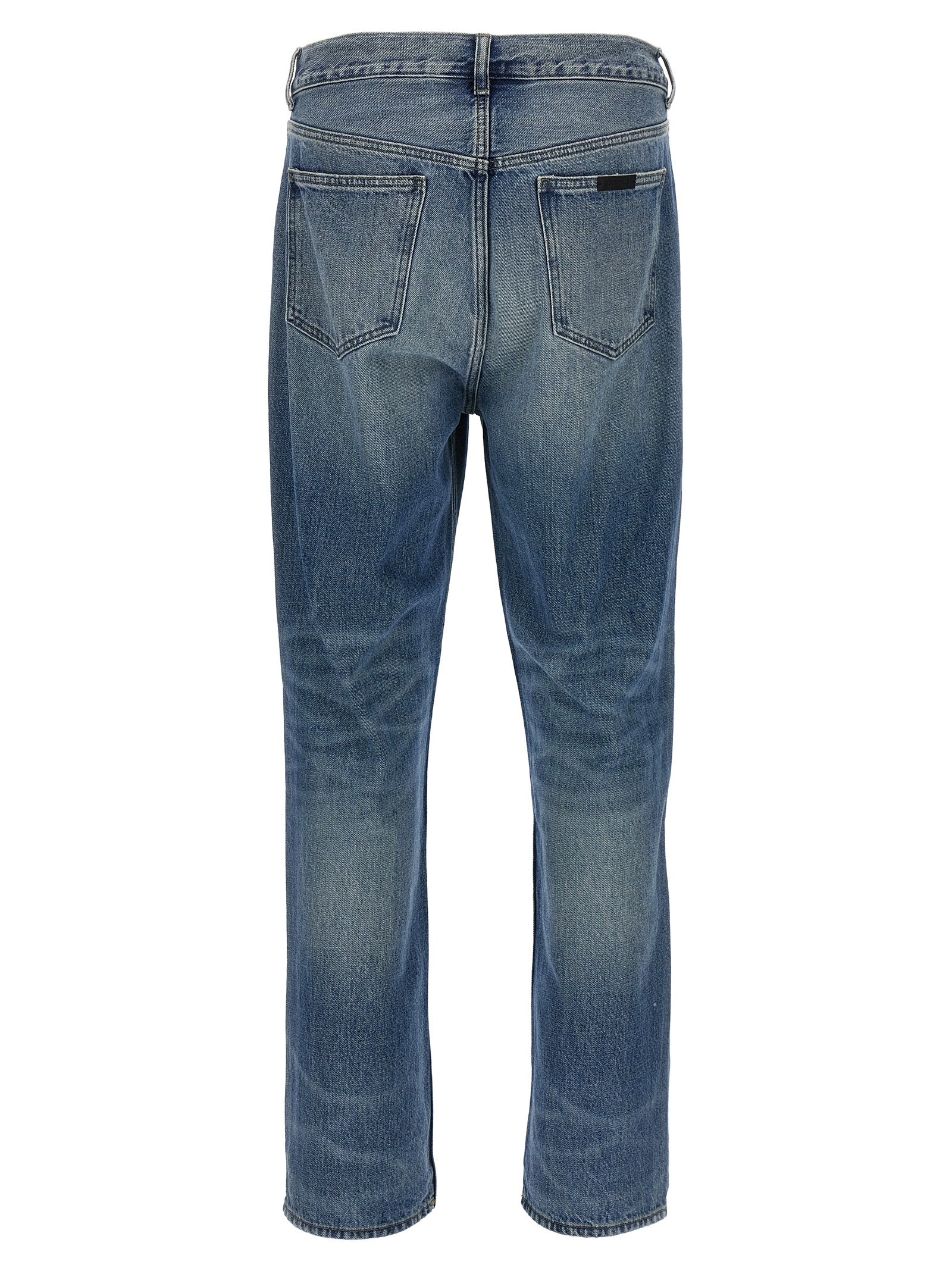Achterkant van de Essentials jeans met twee opgestikte achterzakken