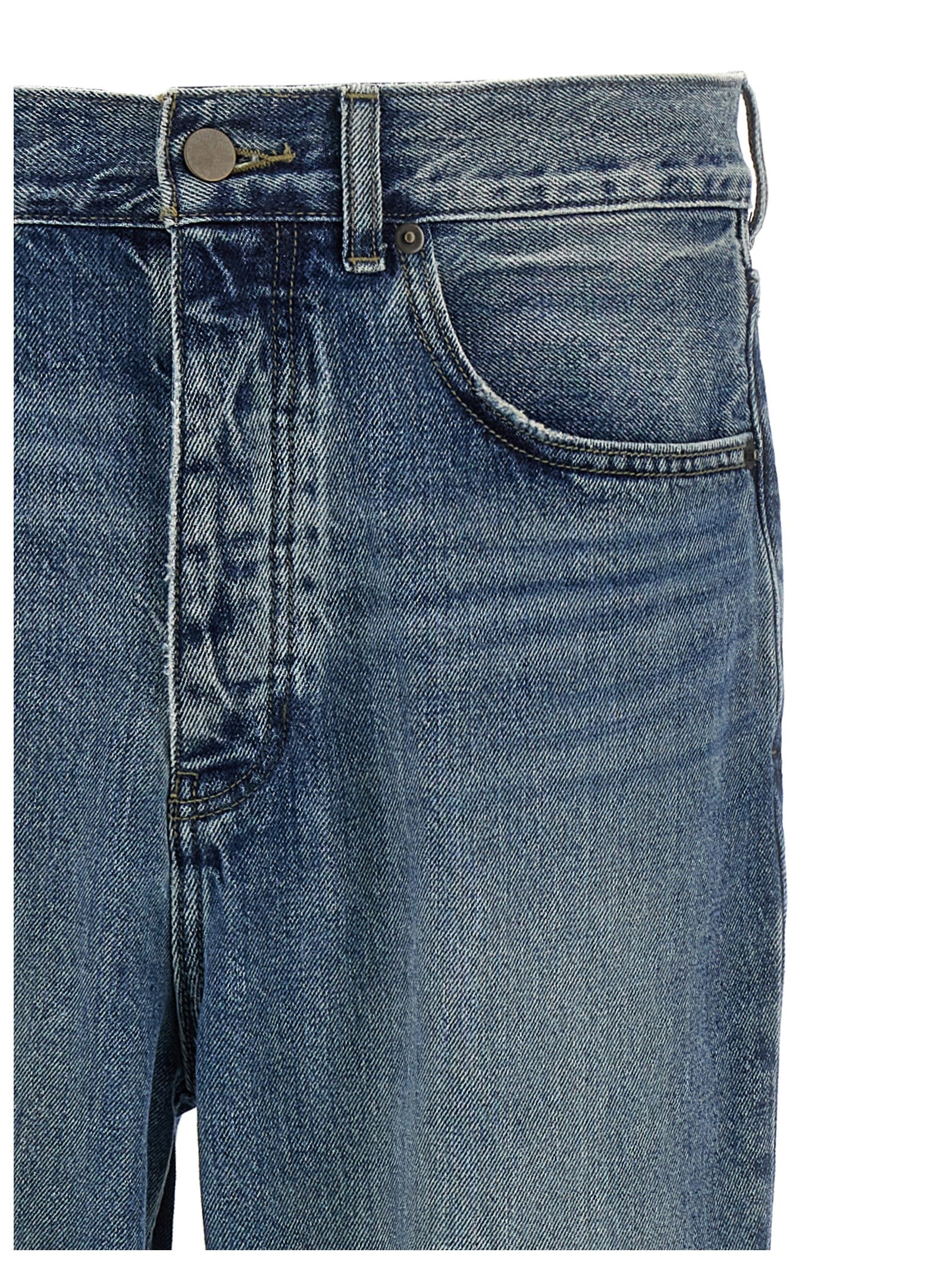 Detail van de taille met antiek messing knoop, muntzakje en steekzak