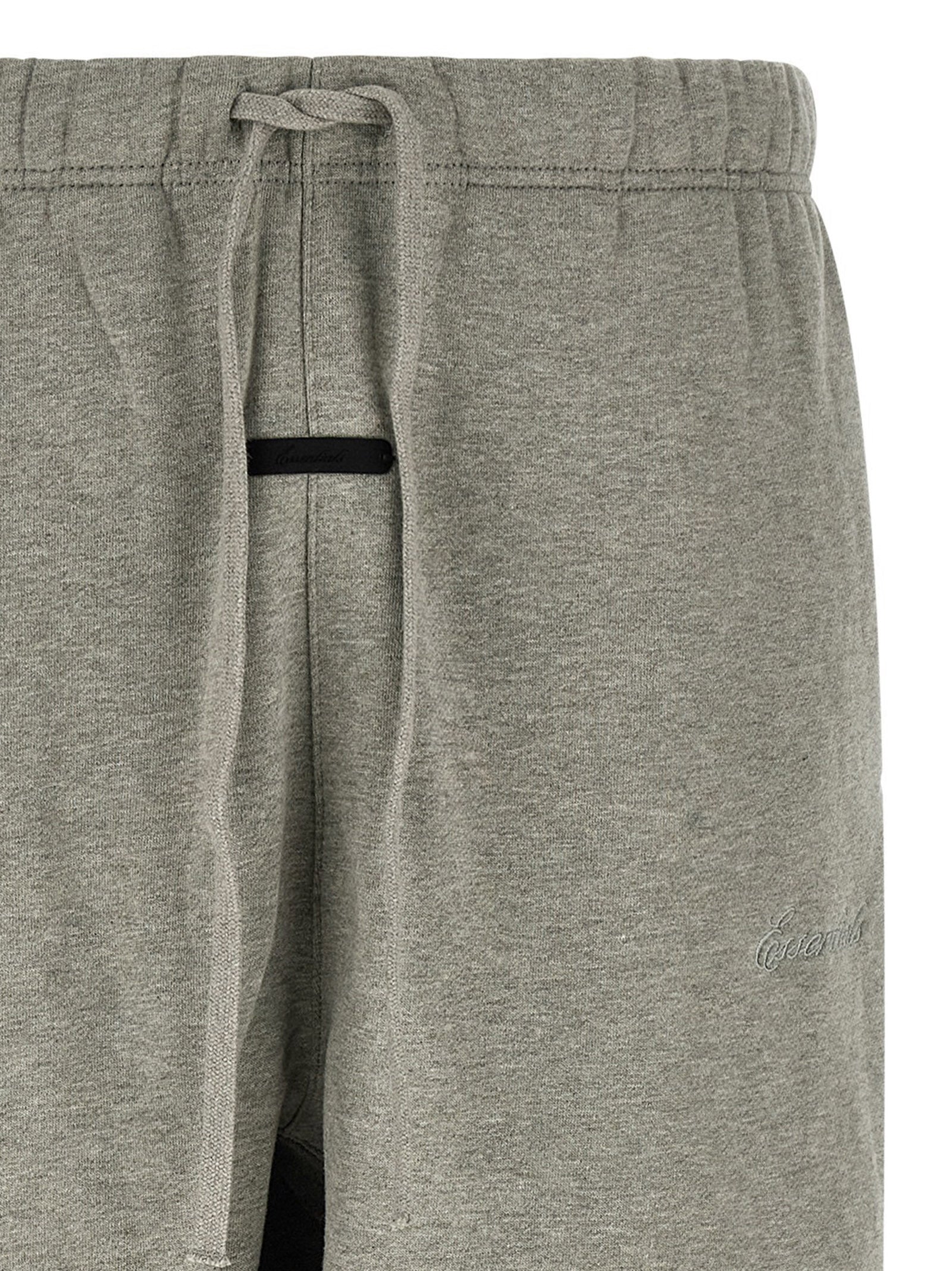 Zwart Essentials-label midden voor met trekkoorden en geborduurd logo op het been