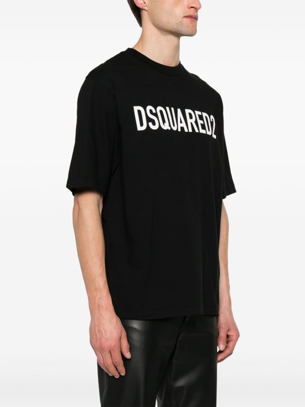 Zijaanzicht van het Dsquared2 T-shirt op model, met verlaagde schoudernaad